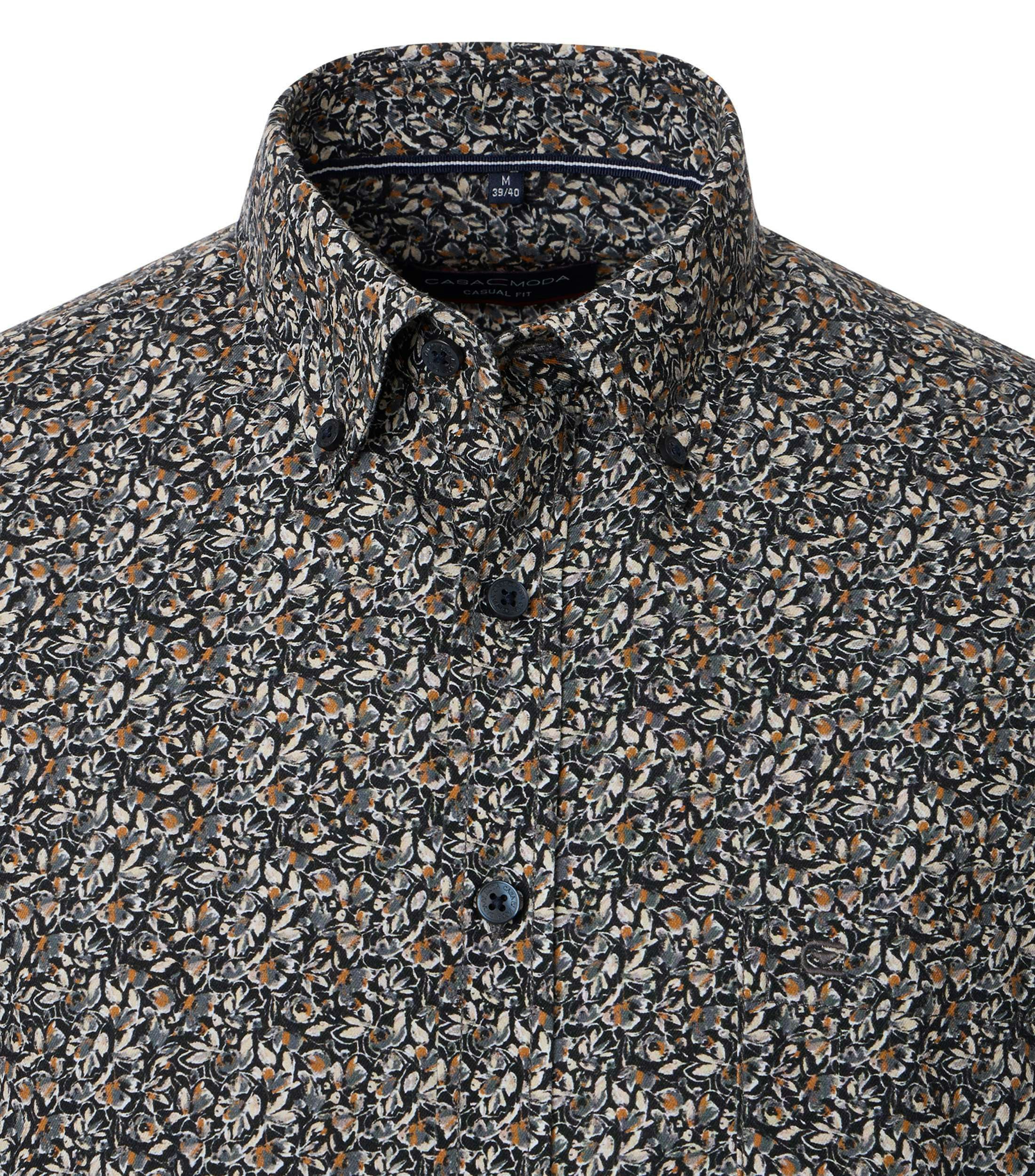 Ein Freizeithemd im Print Muster in der Farbe Dunkelgrün