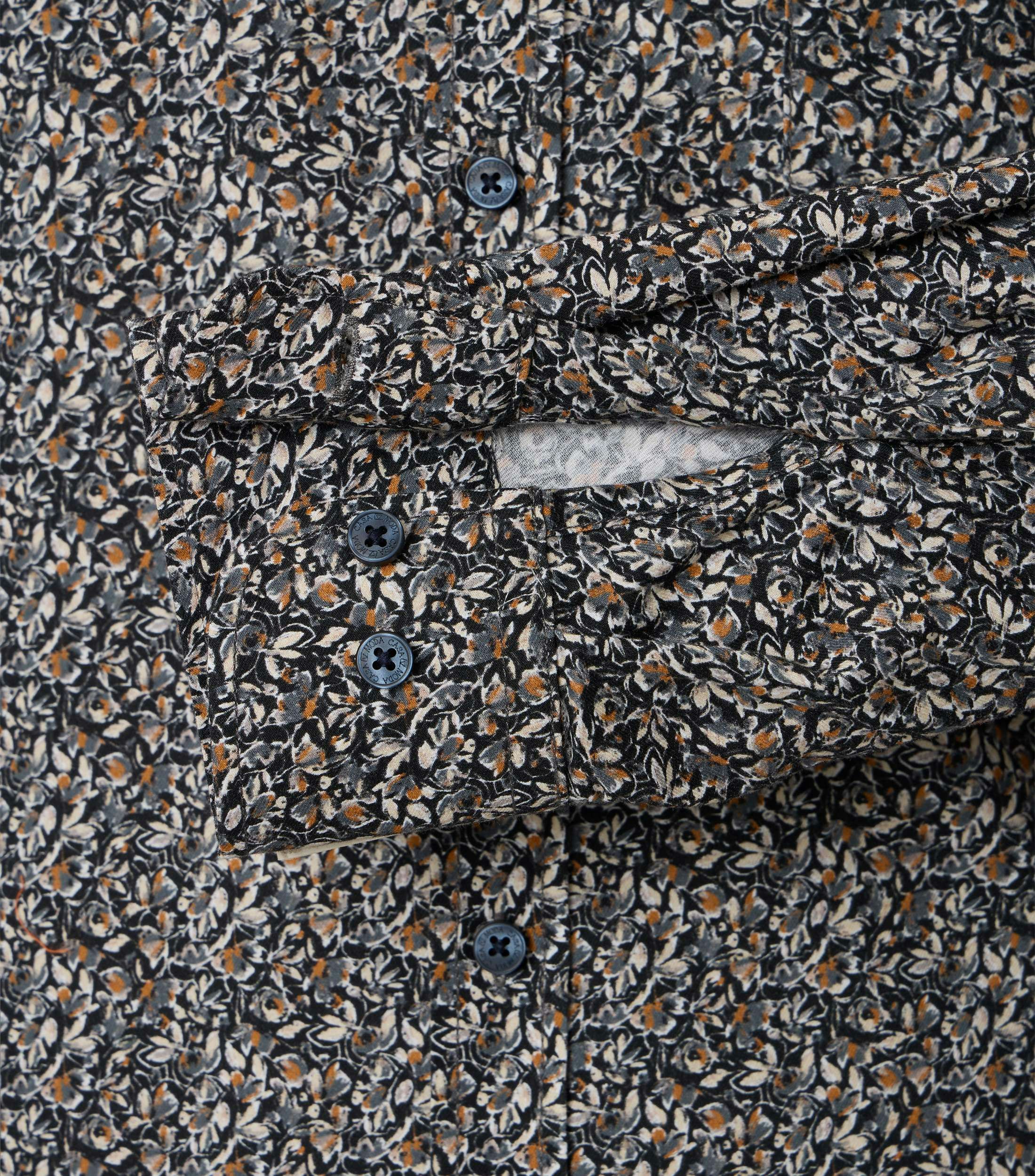 Ein Freizeithemd im Print Muster in der Farbe Dunkelgrün