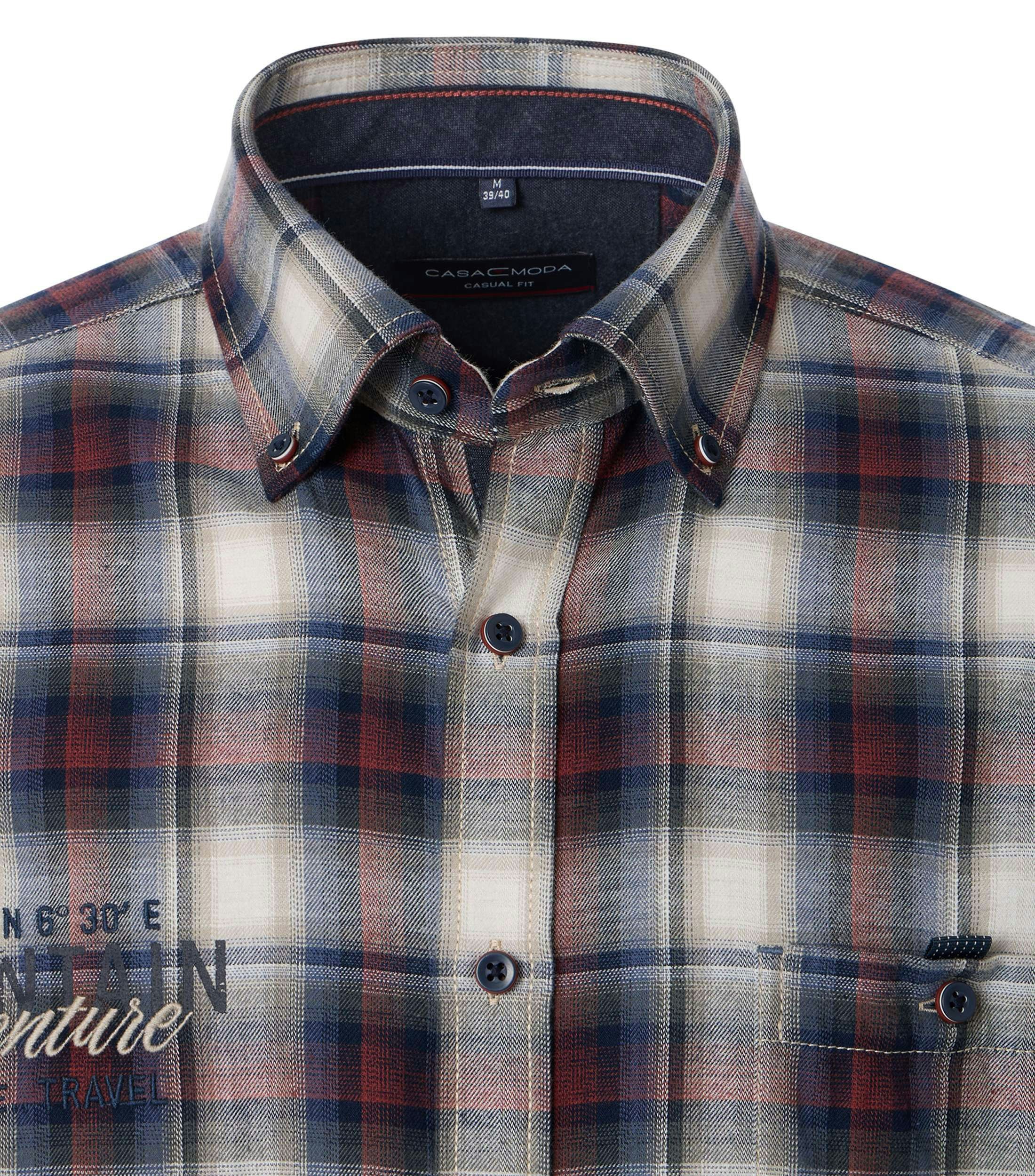 Das Model trägt ein Freizeithemd im kariert Muster in der Farbe blau