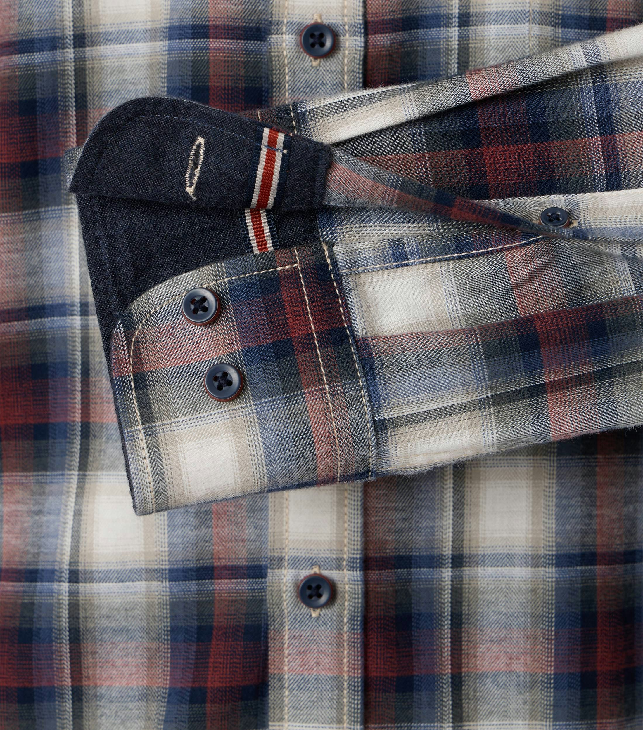 Das Model trägt ein Freizeithemd im kariert Muster in der Farbe blau