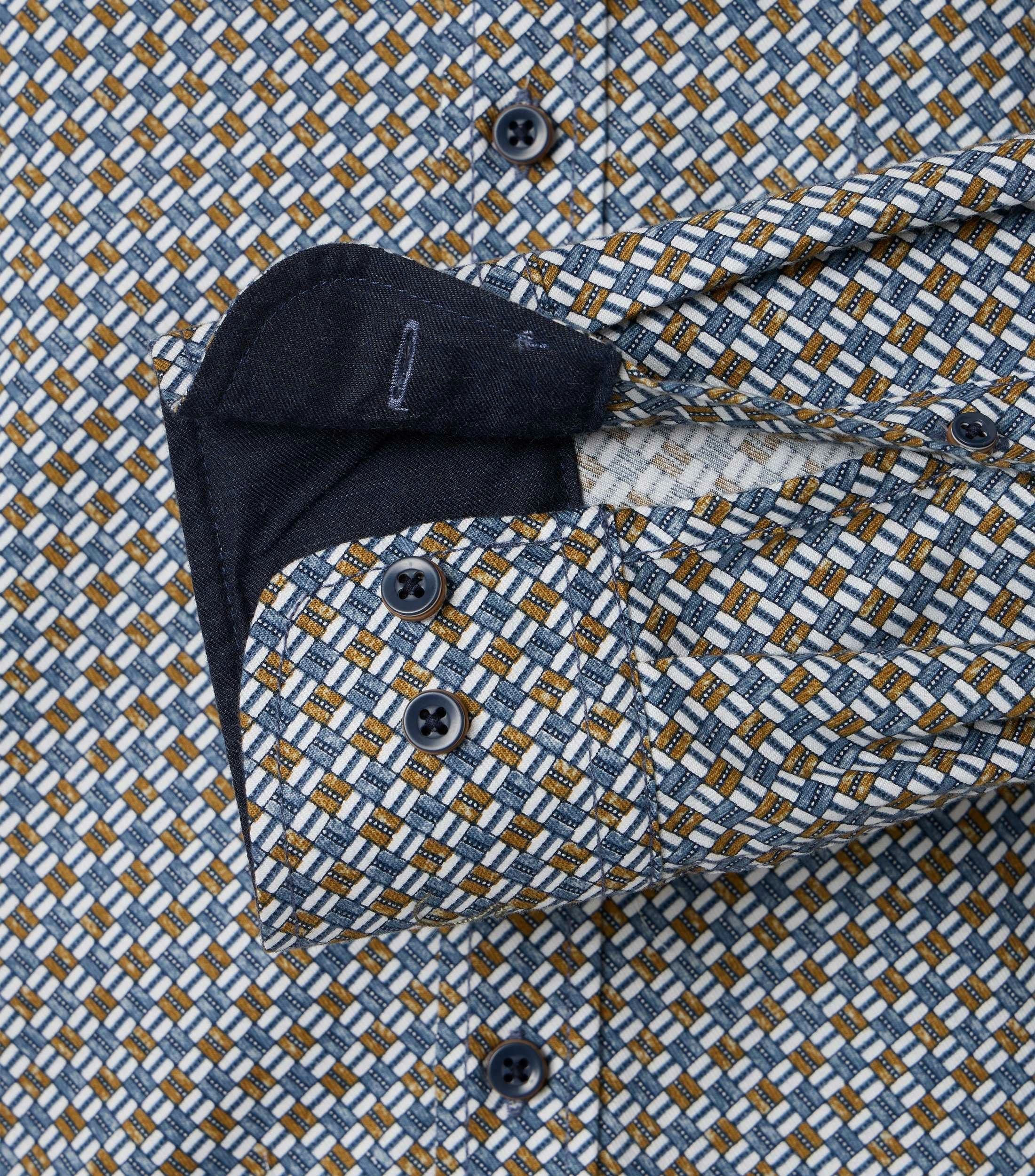 Ein Freizeithemd im Print Muster in der Farbe Hellblau