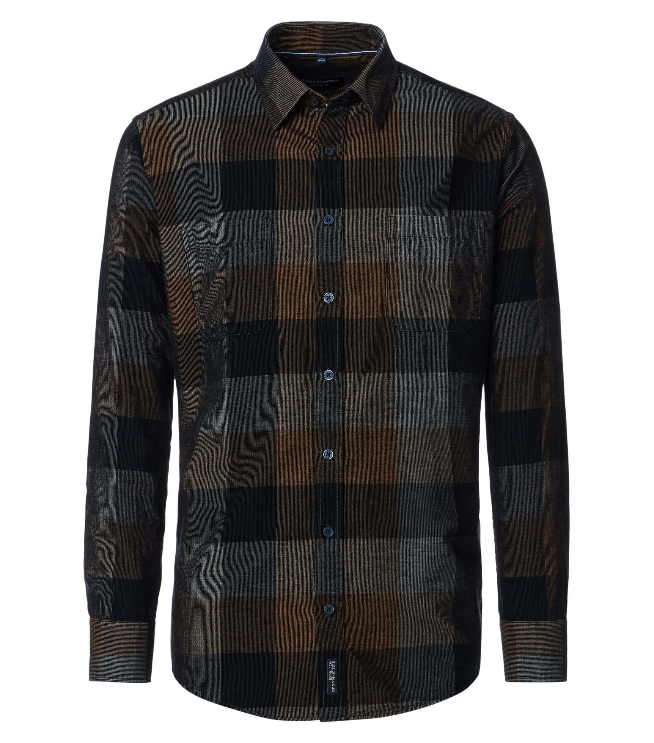 Das Model trägt ein Freizeithemd im kariert Muster in der Farbe Kastanienbraun