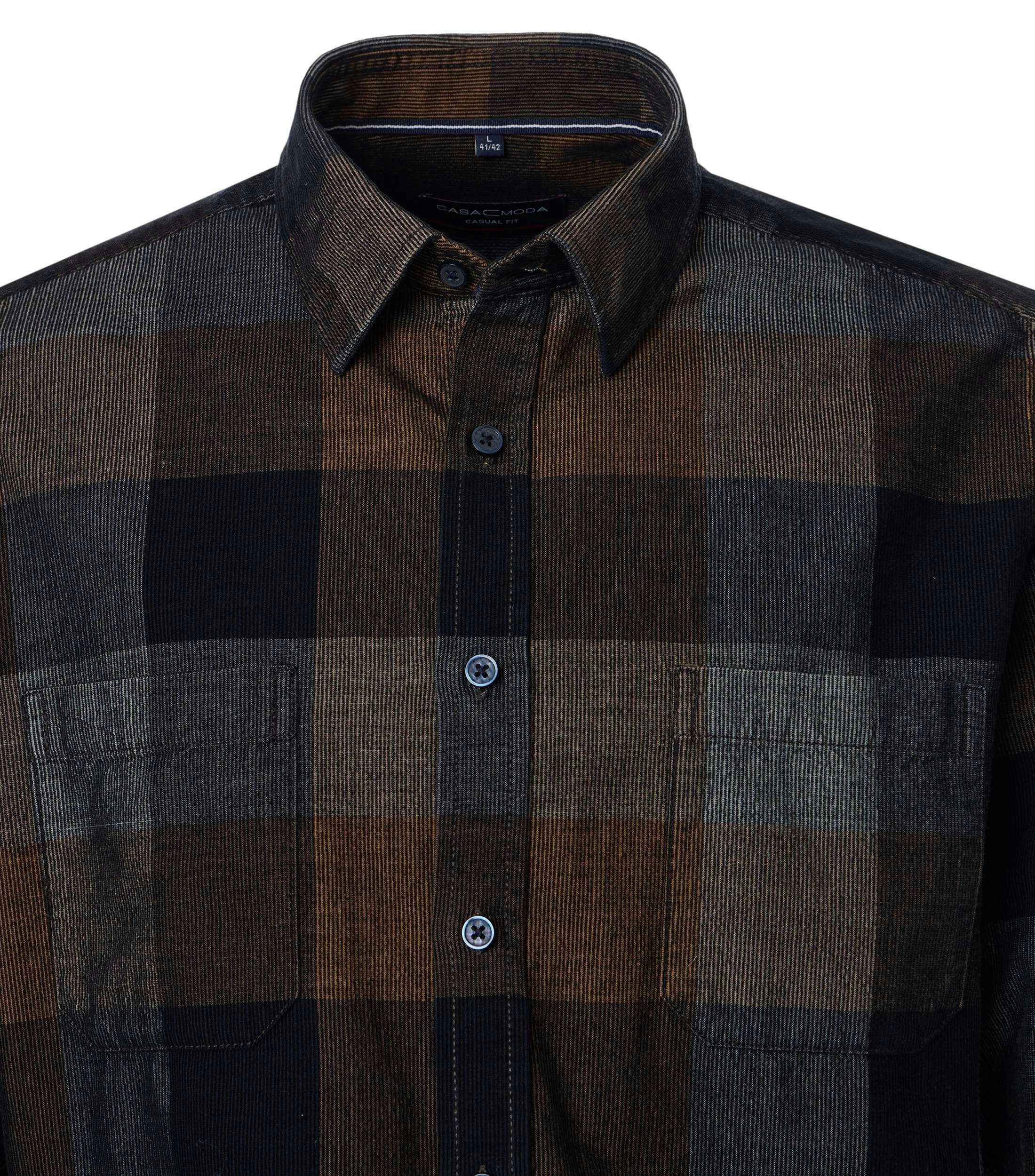 Das Model trägt ein Freizeithemd im kariert Muster in der Farbe Kastanienbraun