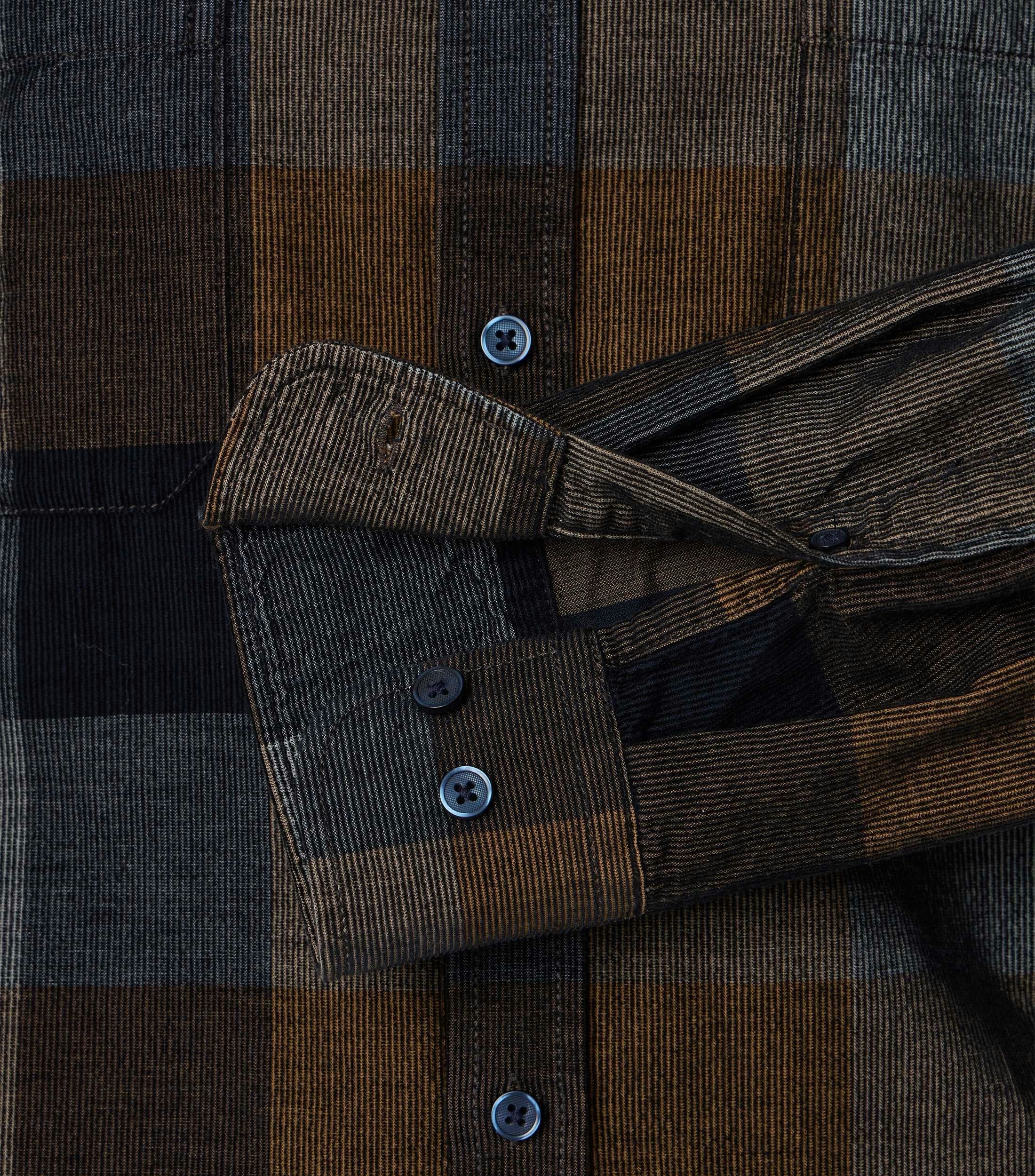 Das Model trägt ein Freizeithemd im kariert Muster in der Farbe Kastanienbraun