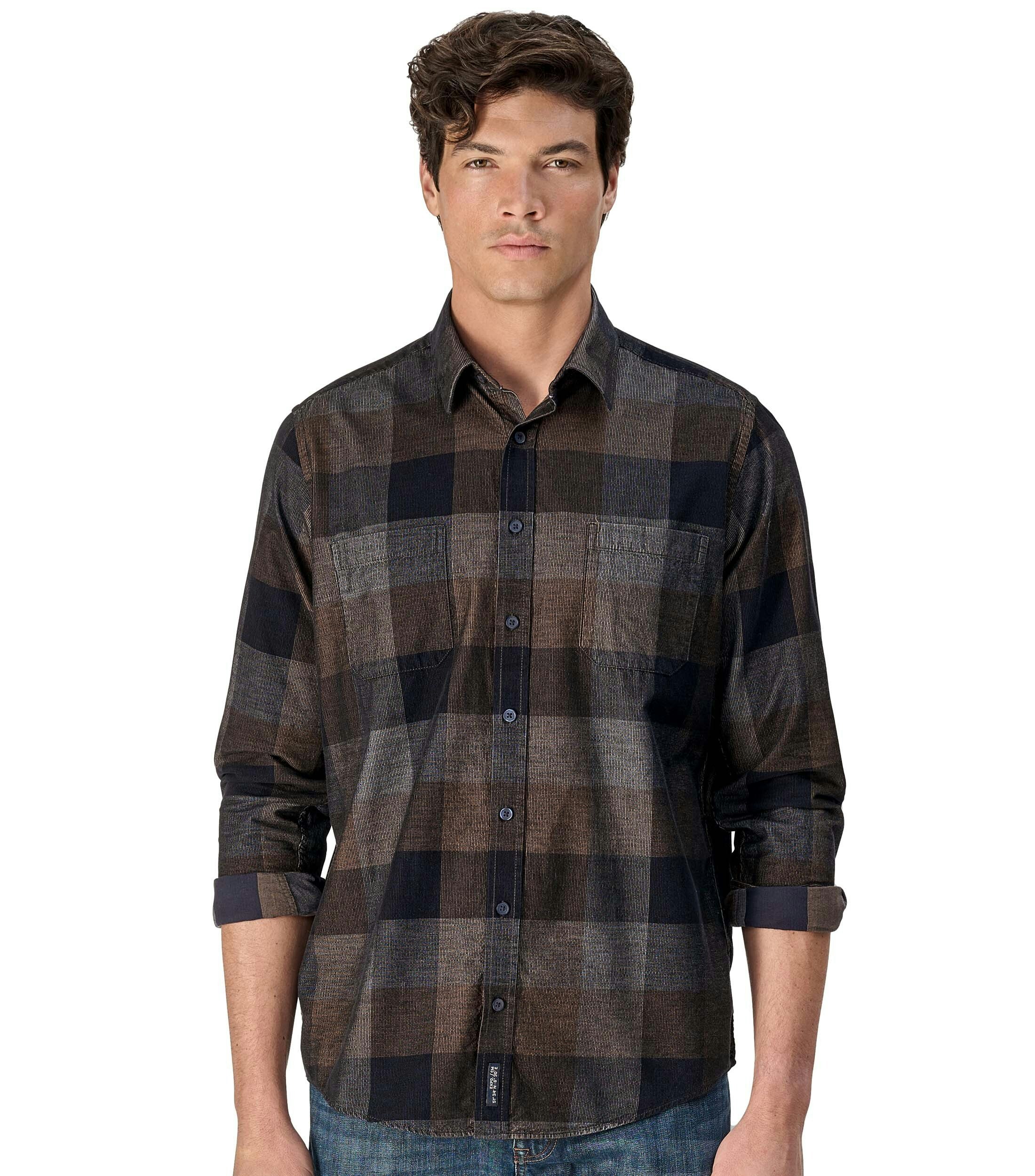 Das Model trägt ein Freizeithemd im kariert Muster in der Farbe Kastanienbraun