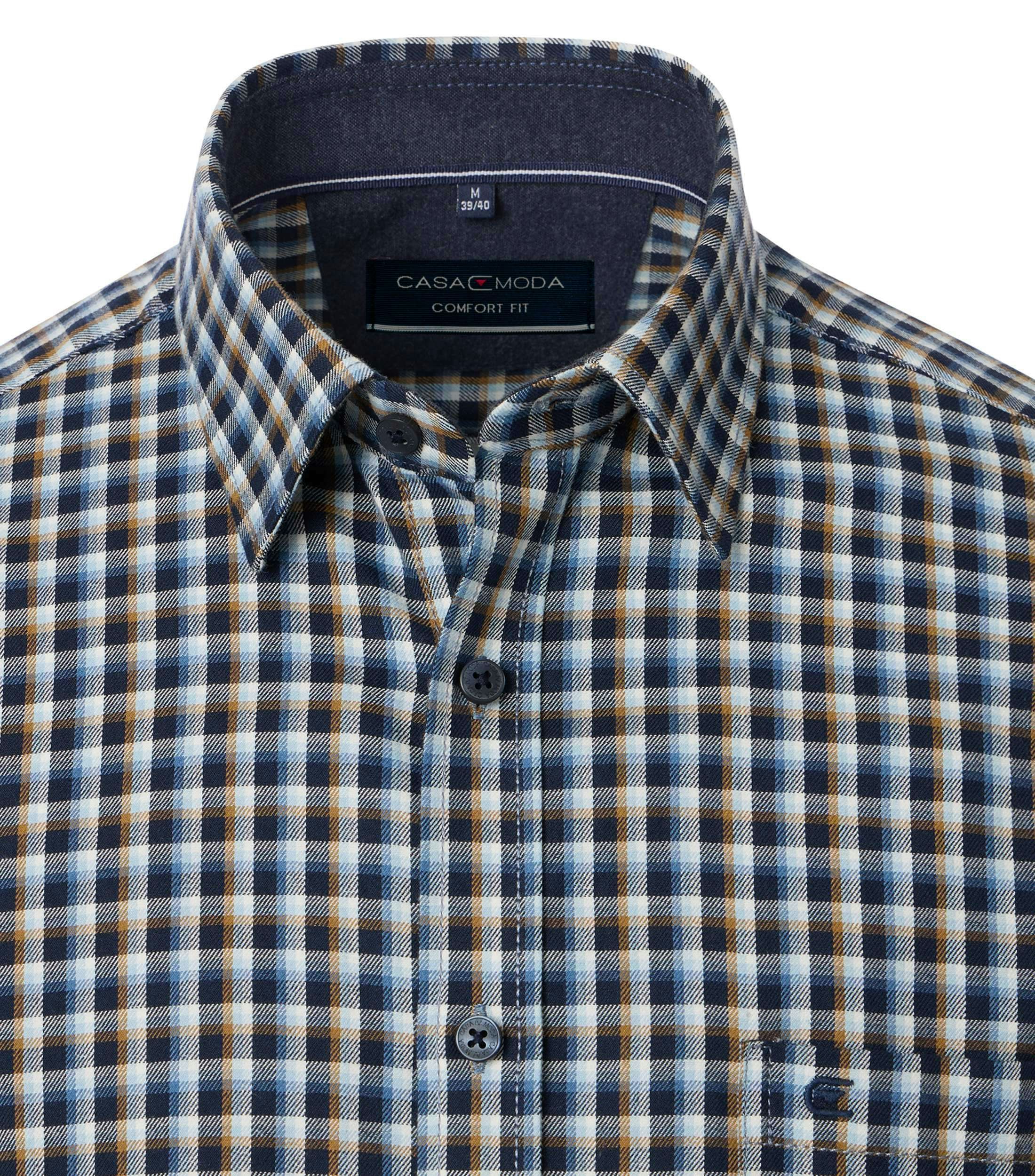 Ein Freizeithemd im kariert Muster in der Farbe Blau