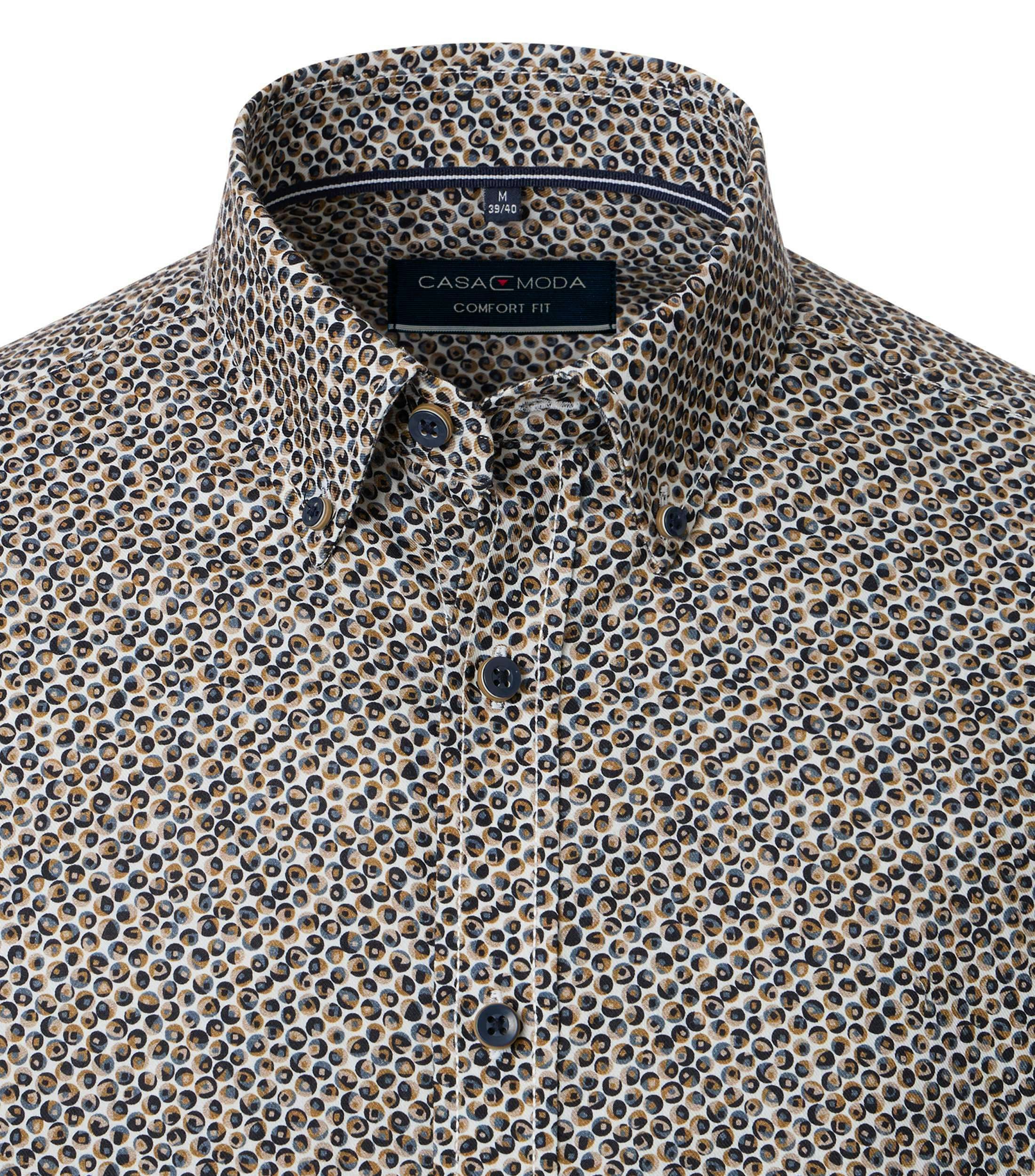 Ein Freizeithemd im Print Muster in der Farbe Braun