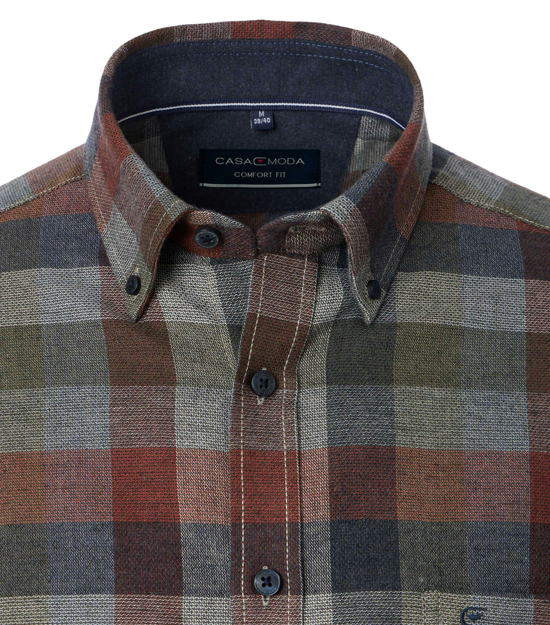 Ein Freizeithemd im Print Muster in der Farbe Rot