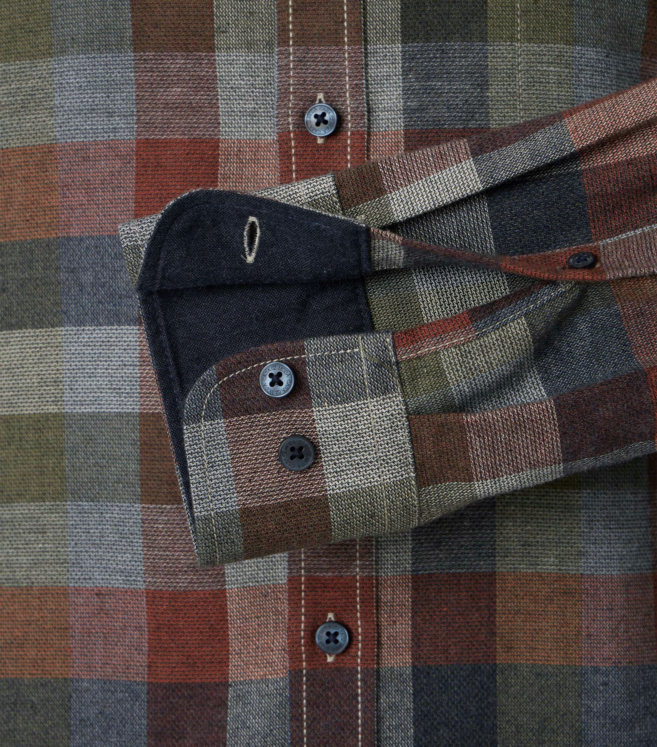 Ein Freizeithemd im Print Muster in der Farbe Rot