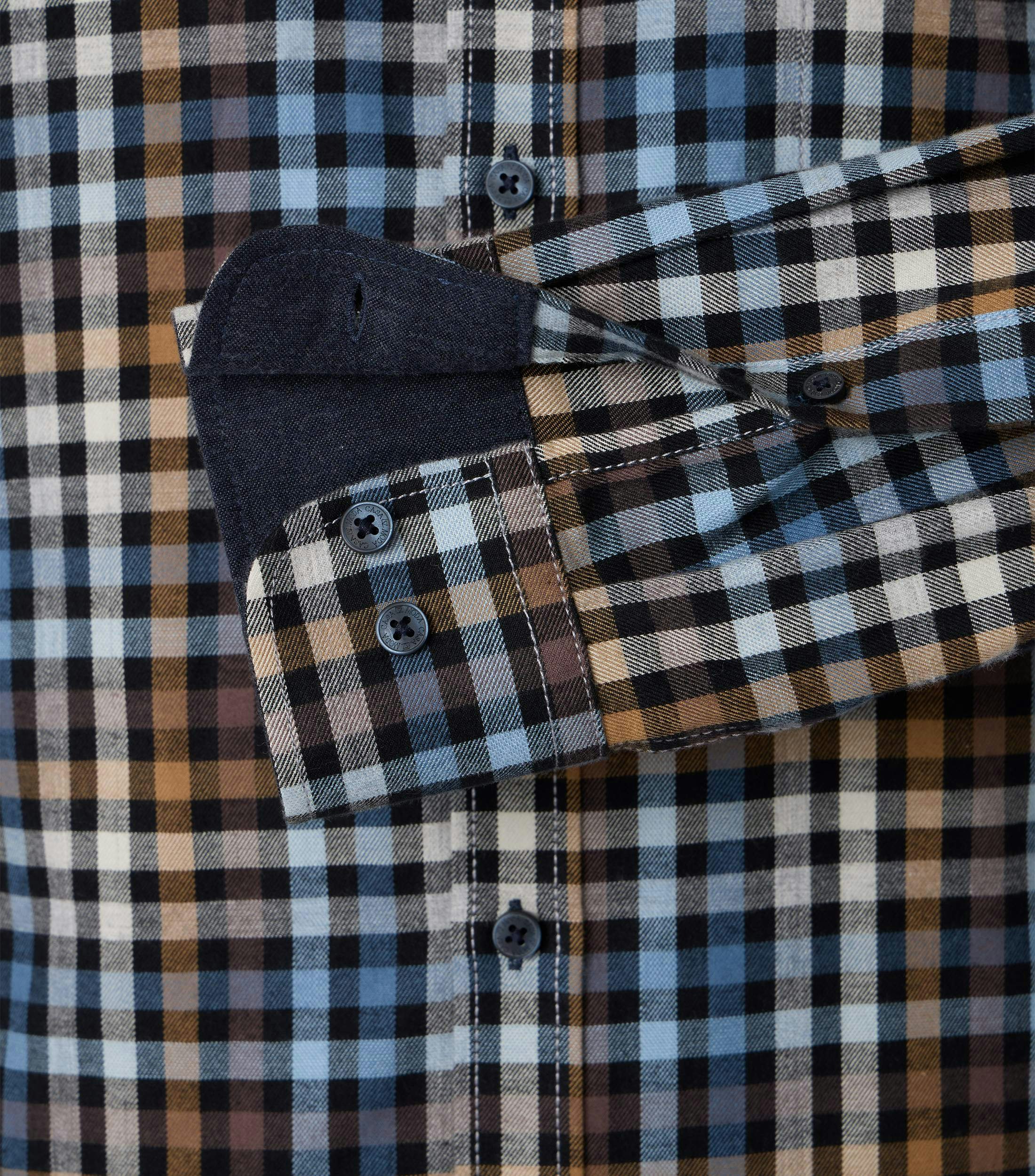 Ein Freizeithemd im kariert Muster in der Farbe Dunkelblau