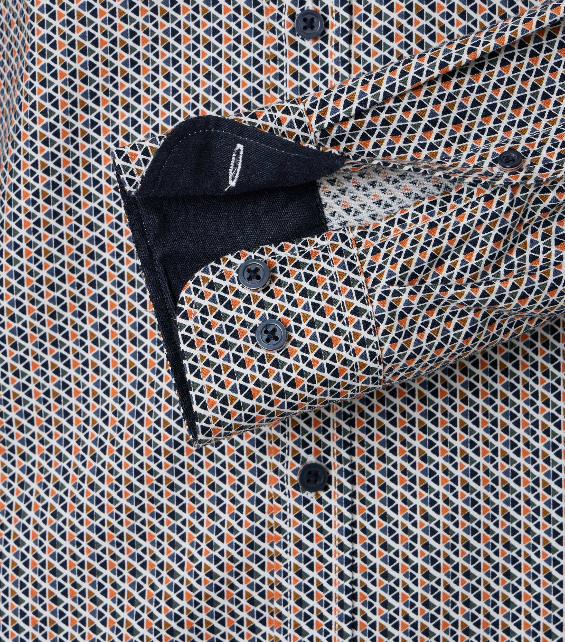 Ein Freizeithemd im Print Muster in der Farbe Hellorange