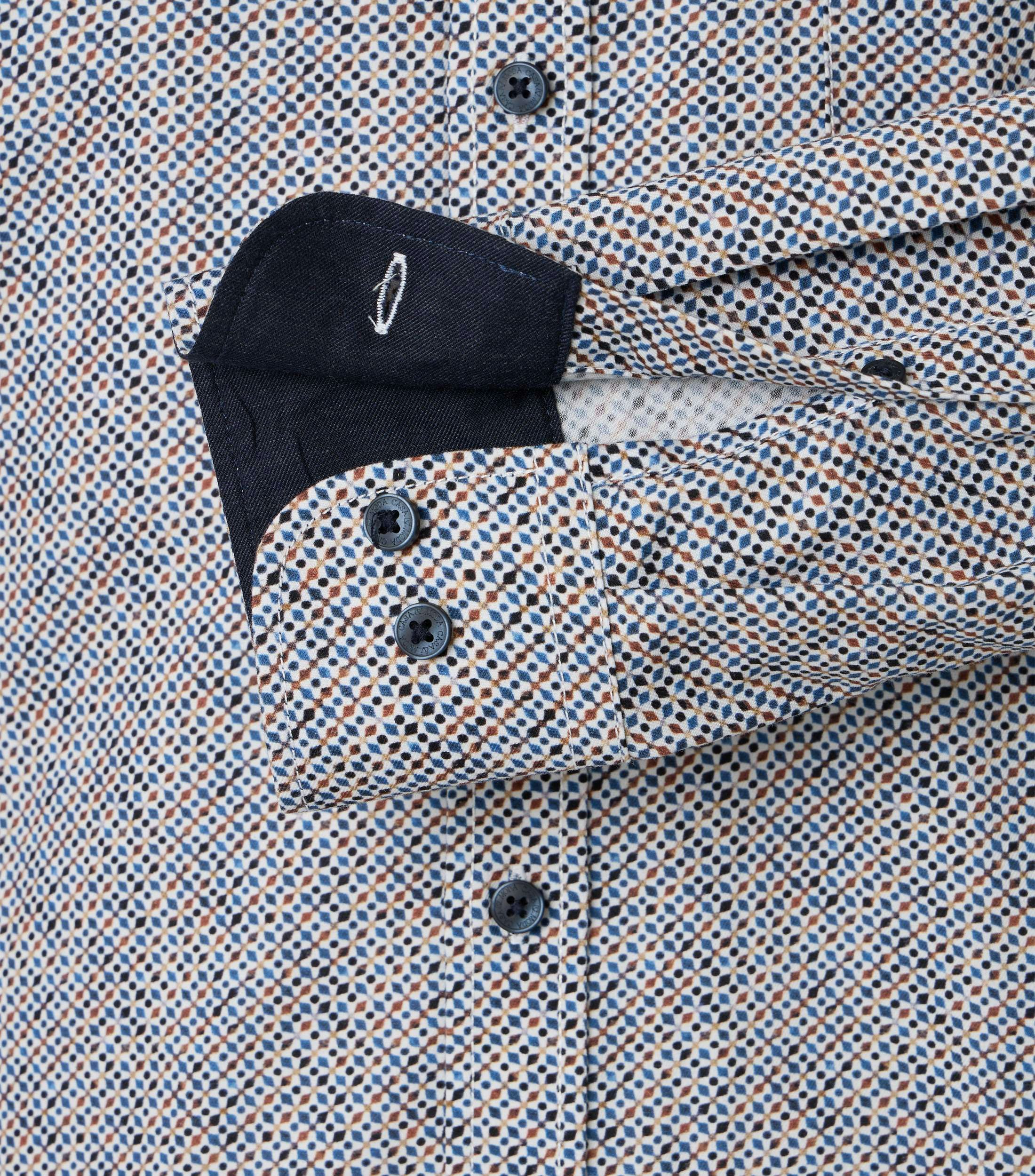 Ein Freizeithemd im Print Muster in der Farbe Hellblau