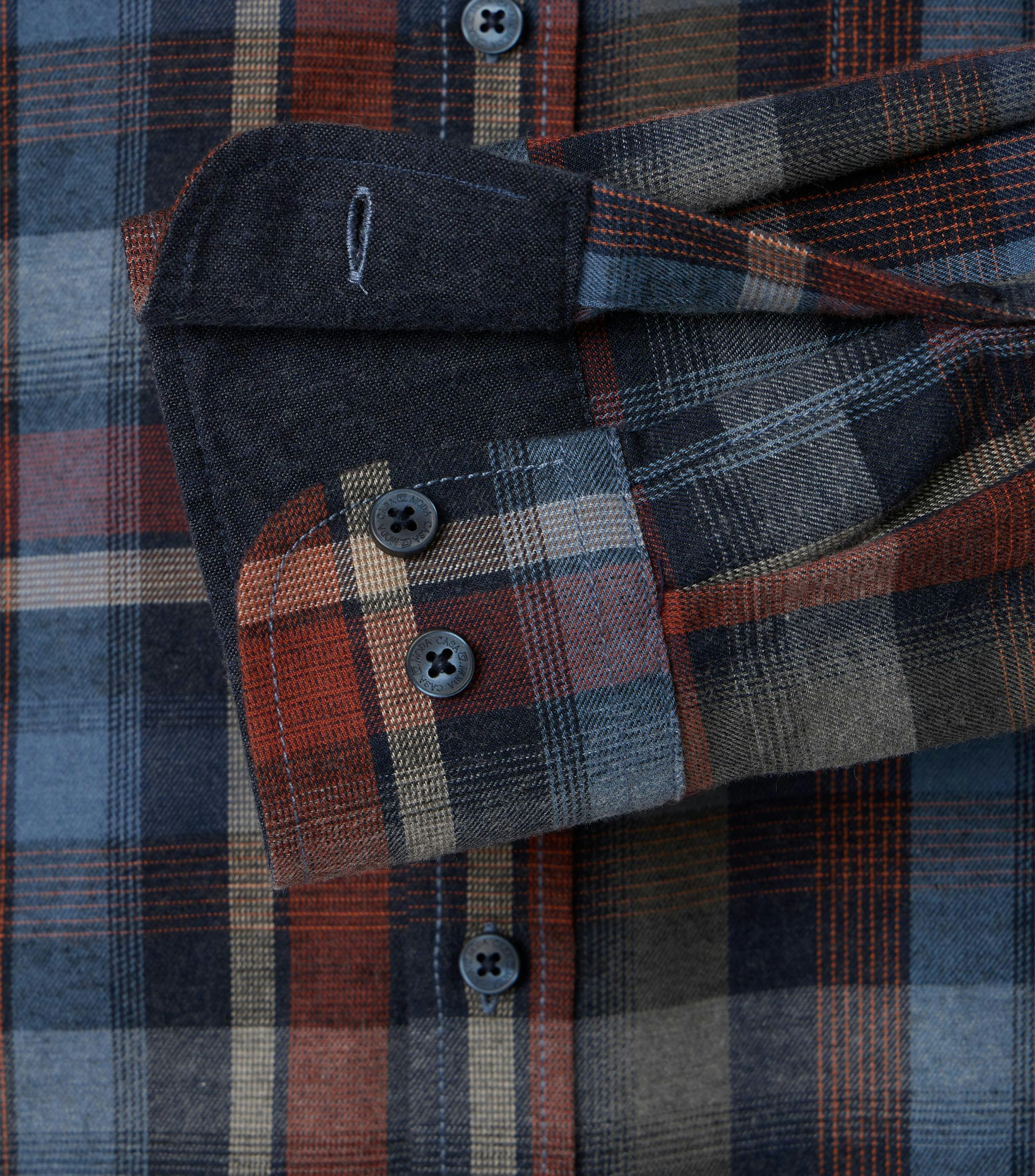 Ein Freizeithemd im kariert Muster in der Farbe Rot