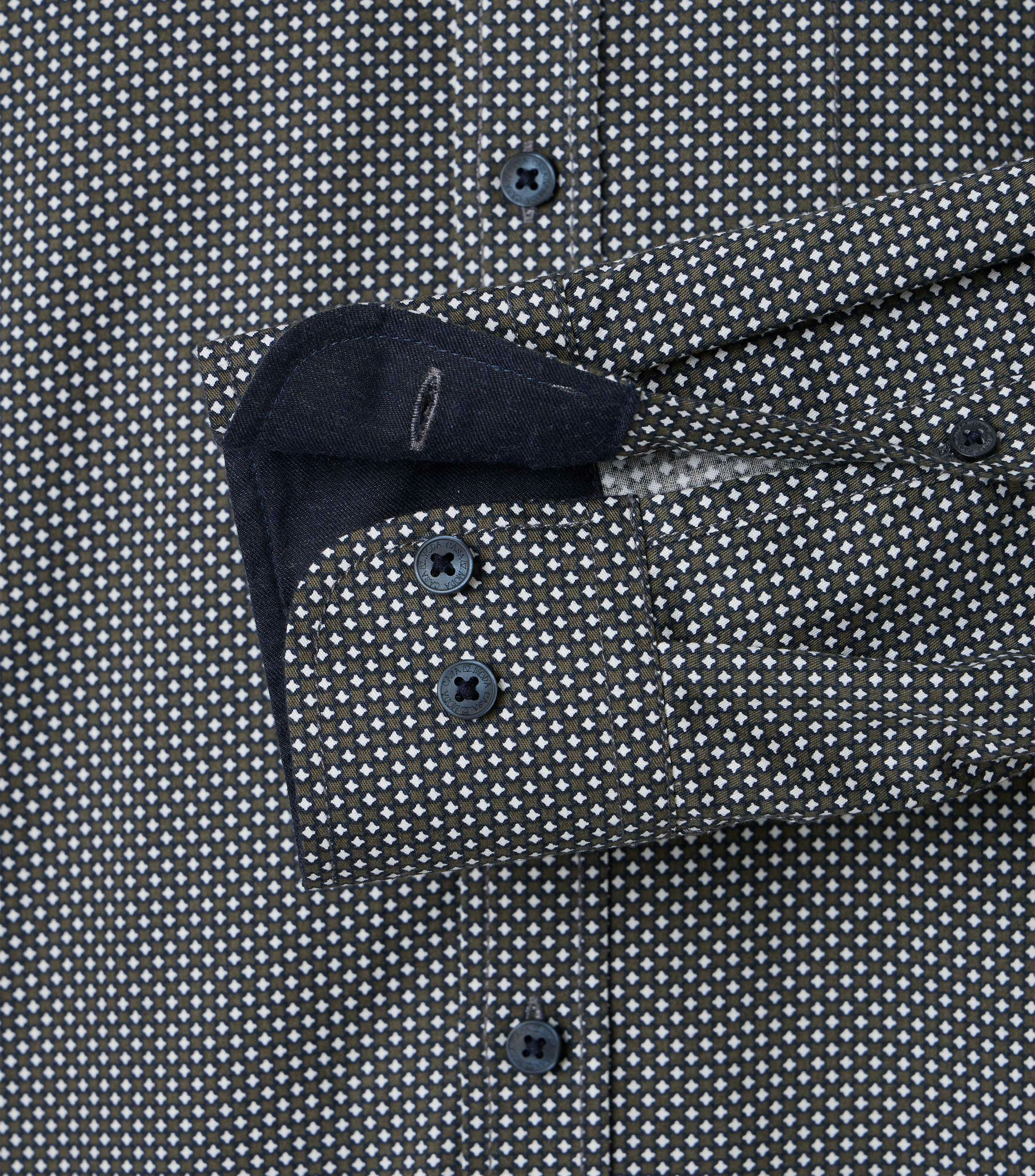 Ein Freizeithemd im Print Muster in der Farbe Dunkelgrün