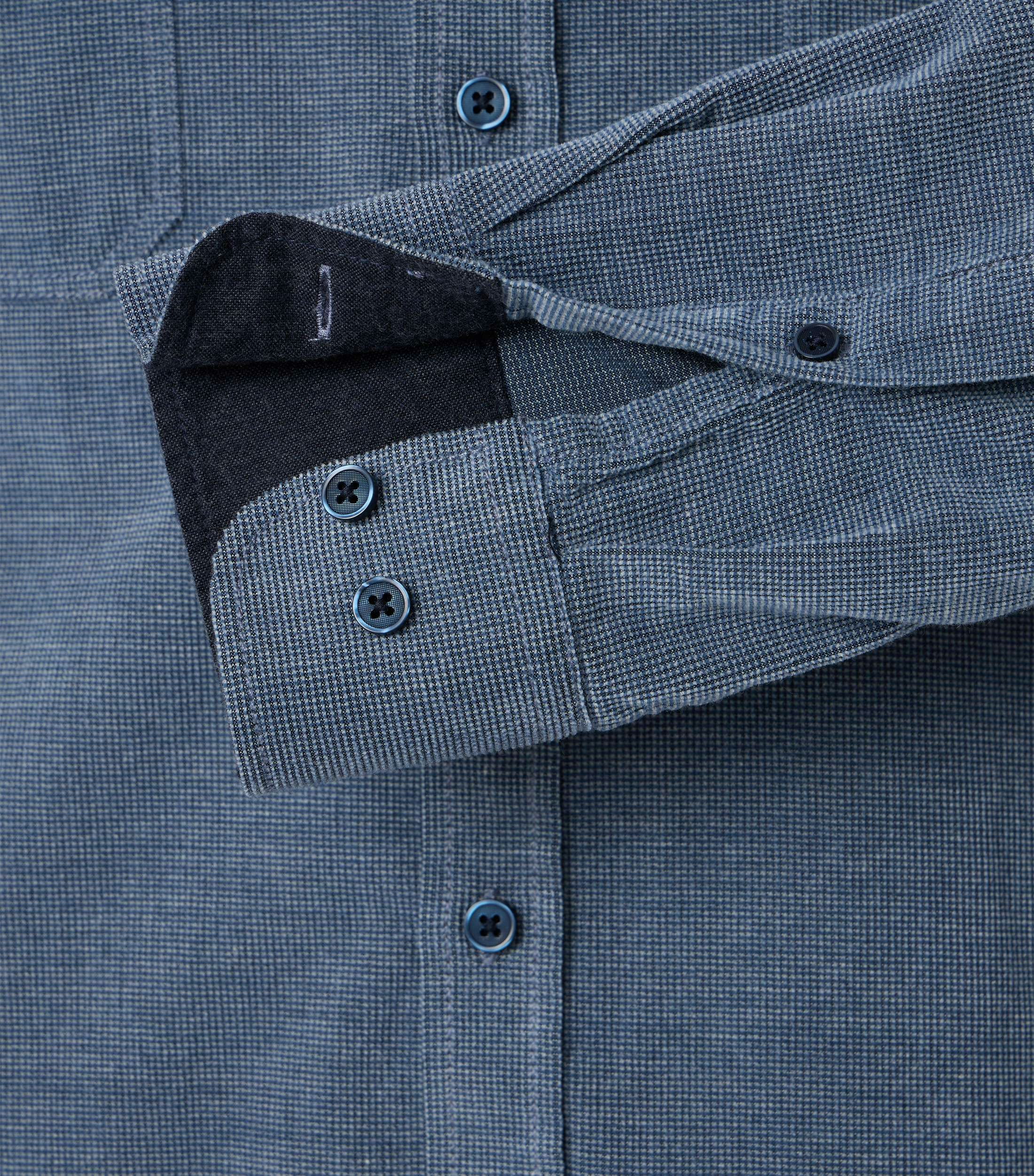 Ein Freizeithemd im uni Muster in der Farbe Mittelblau