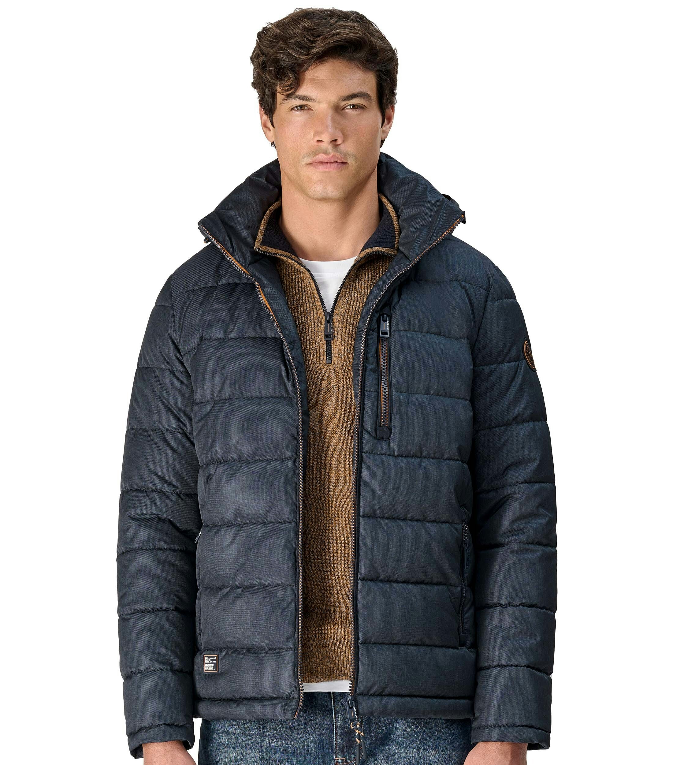 Das Model trägt eine Jacke im uni Muster in der Farbe Blau