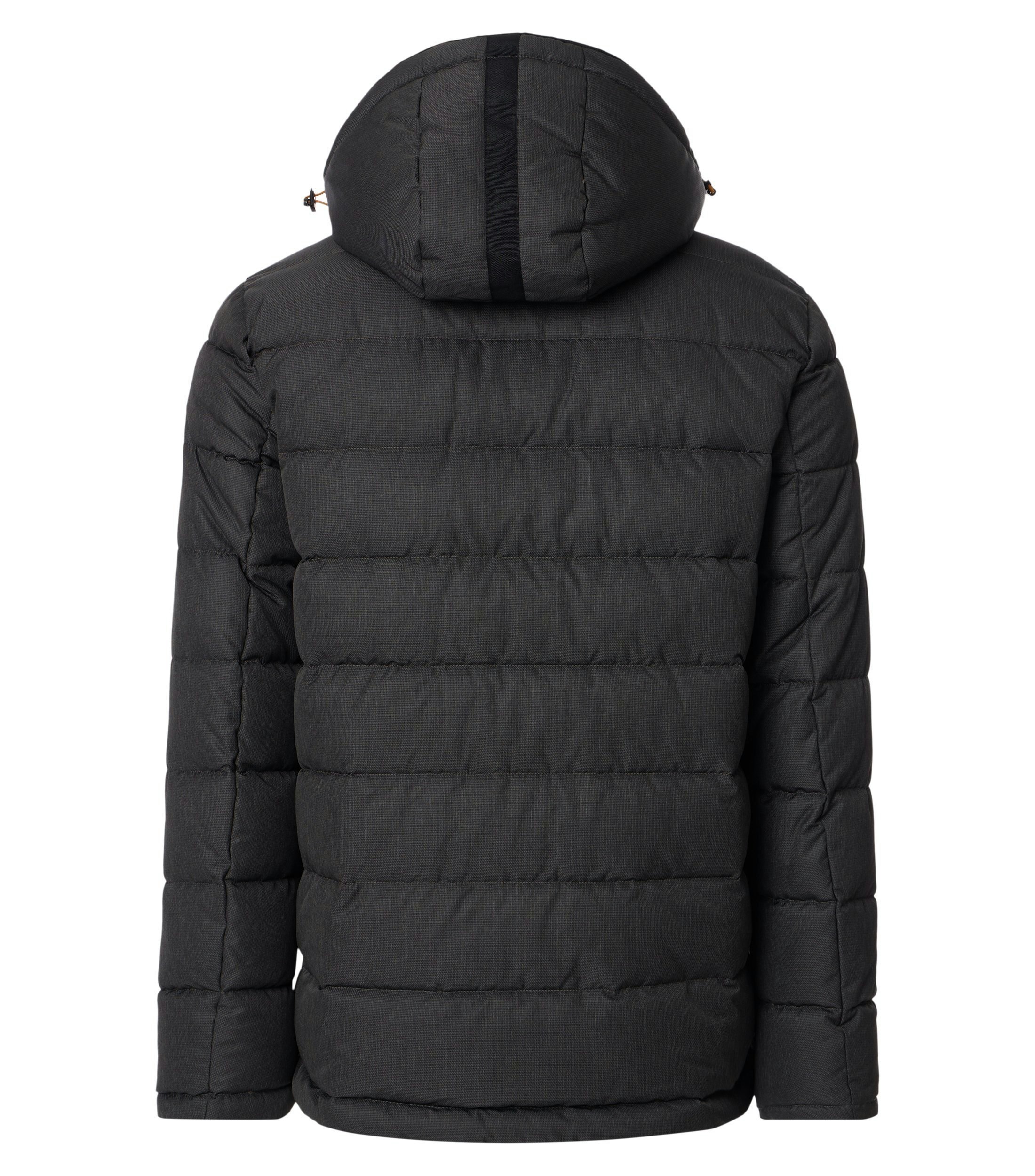 Das Model trägt eine Jacke im uni Muster in der Farbe Schlamm