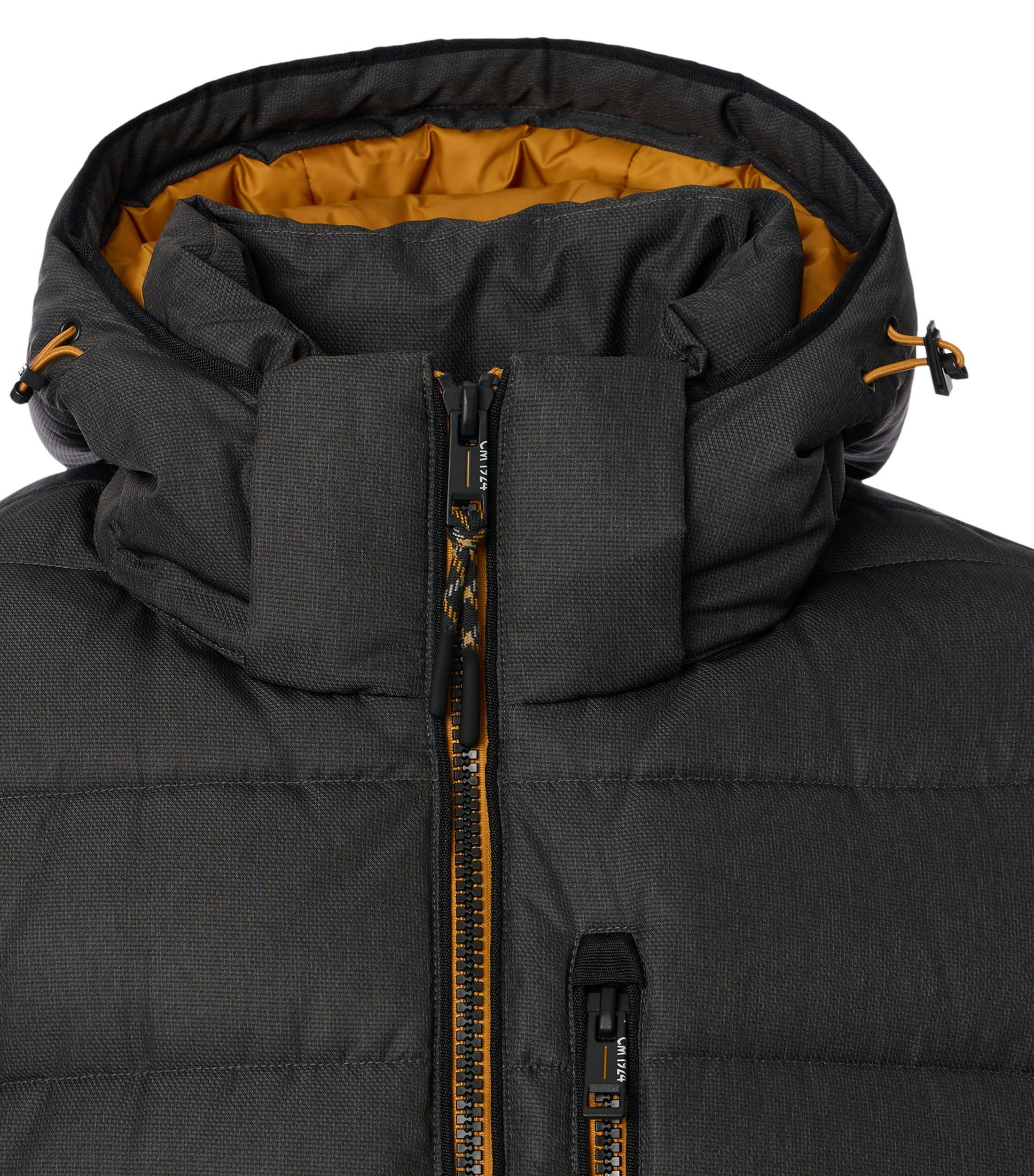 Das Model trägt eine Jacke im uni Muster in der Farbe Schlamm