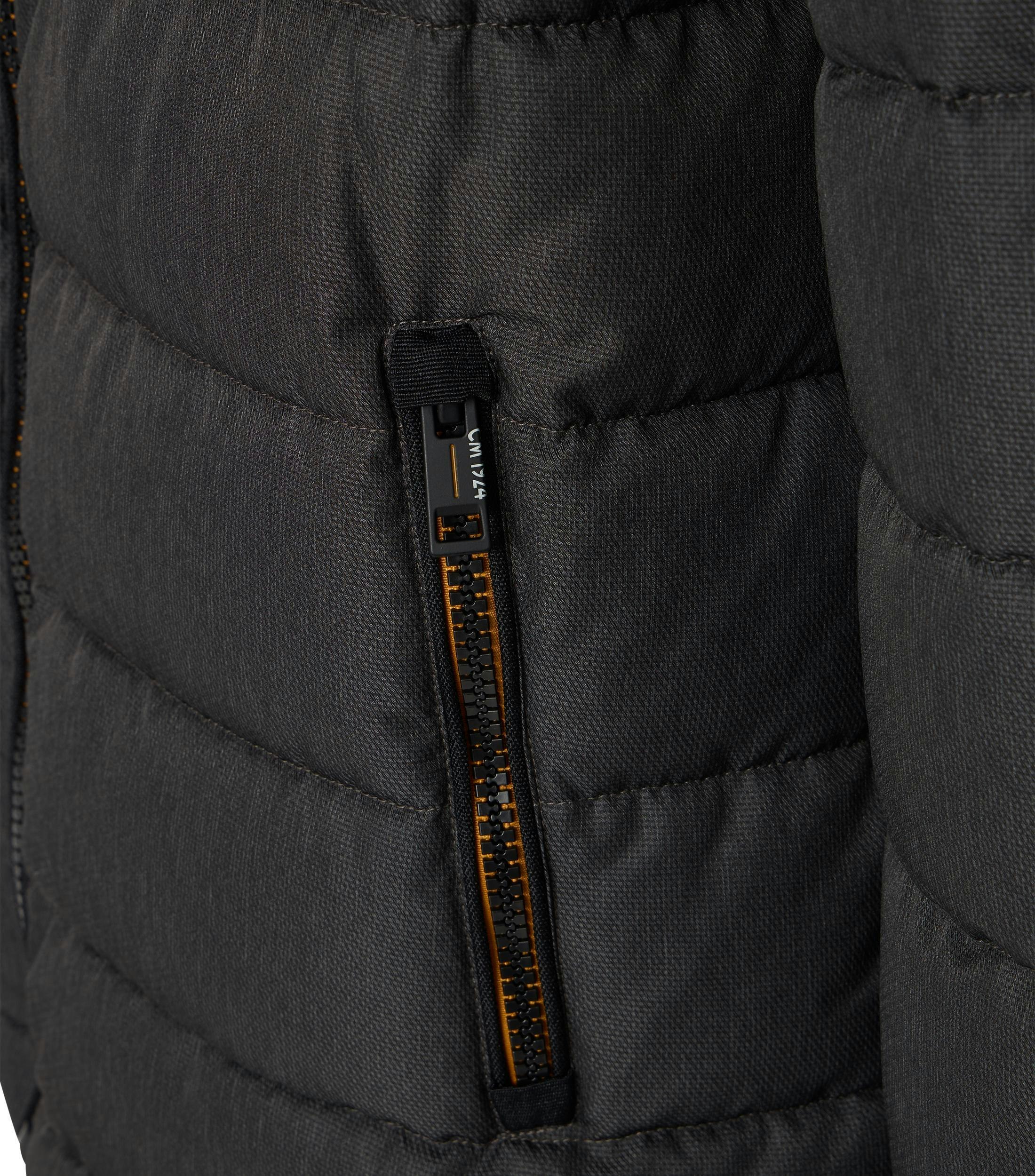 Das Model trägt eine Jacke im uni Muster in der Farbe Schlamm