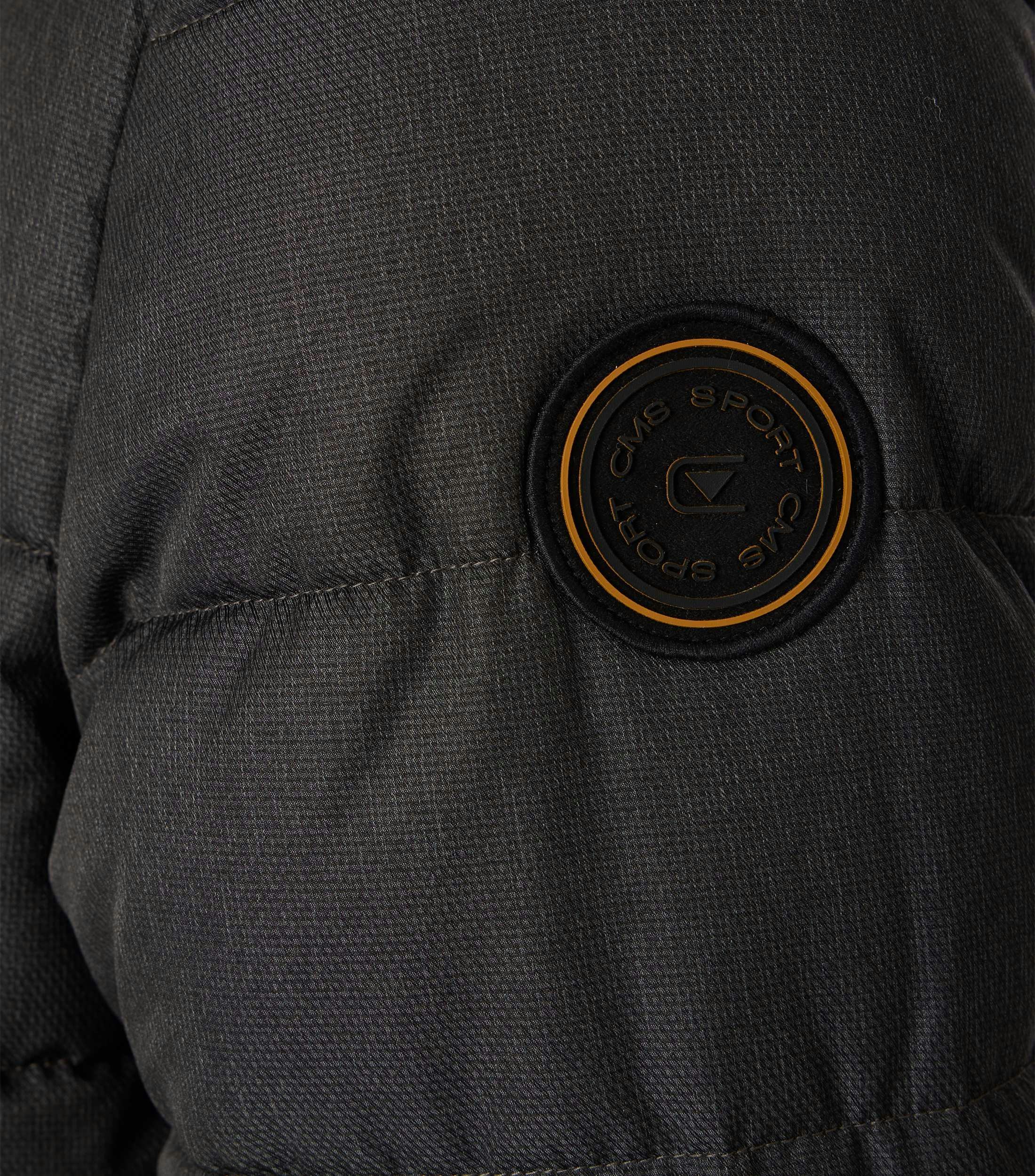 Das Model trägt eine Jacke im uni Muster in der Farbe Schlamm