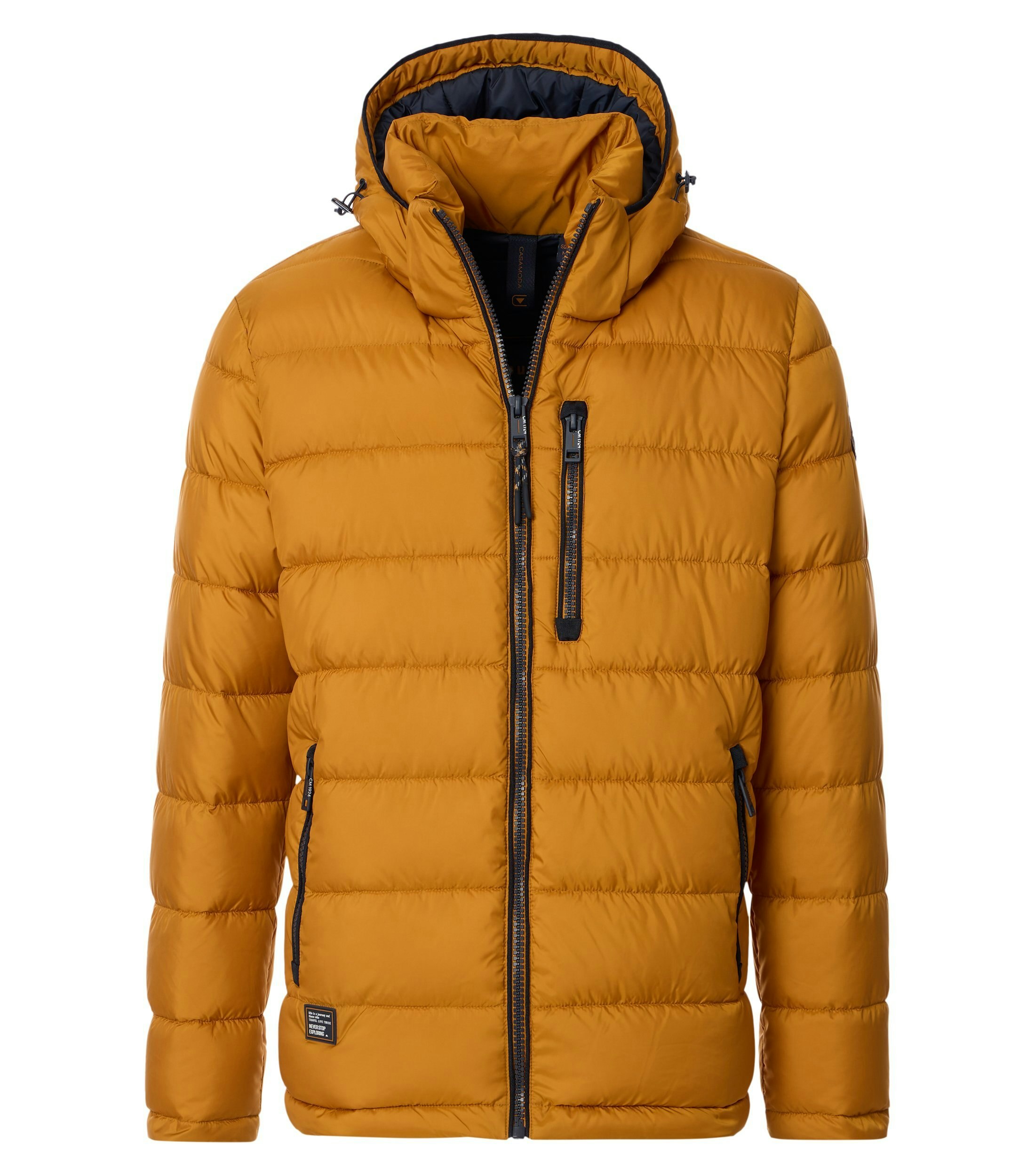 Das Model trägt eine Jacke im uni Muster in der Farbe Gelb