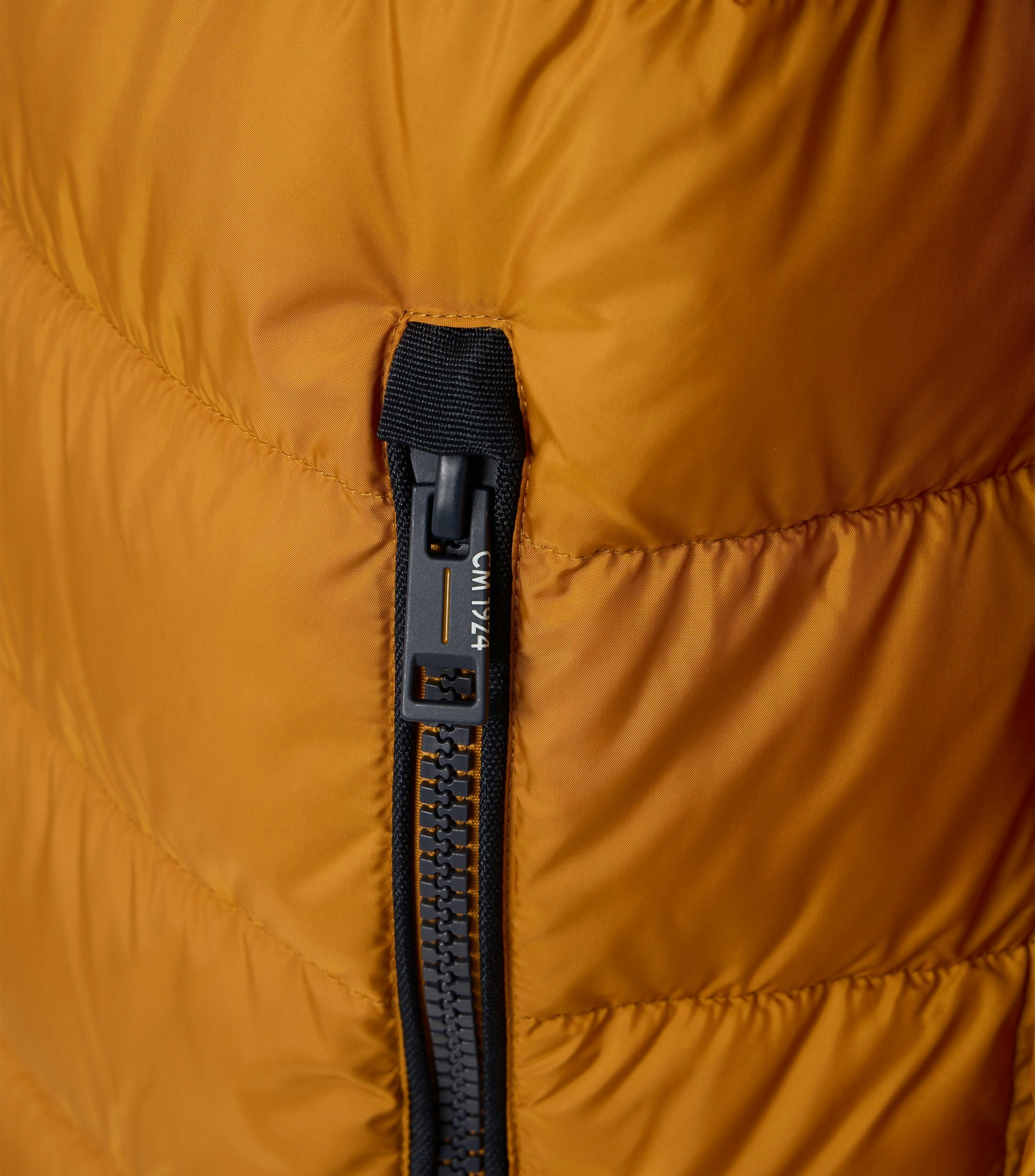 Das Model trägt eine Jacke im uni Muster in der Farbe Gelb