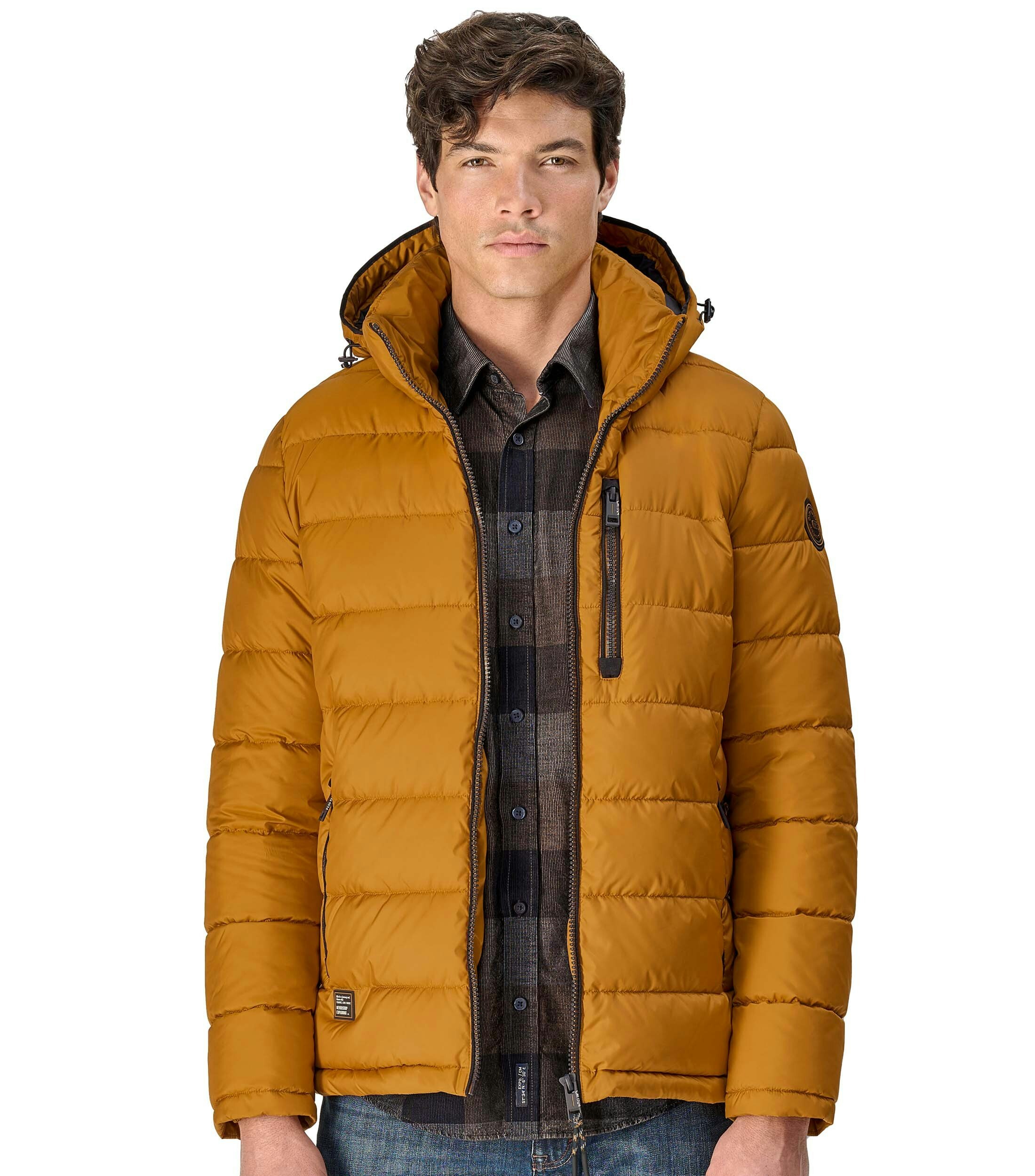 Das Model trägt eine Jacke im uni Muster in der Farbe Gelb