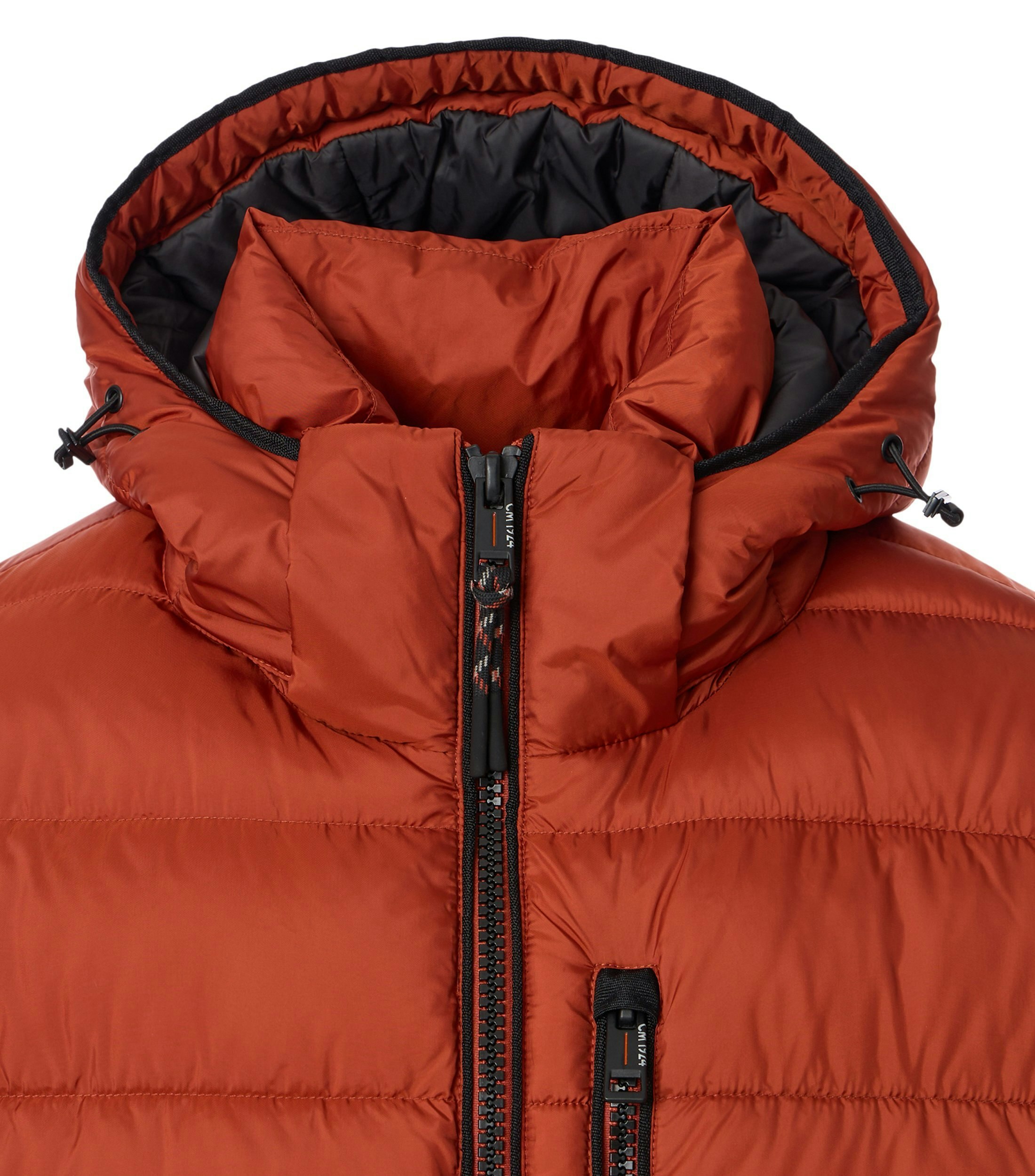 Das Model trägt eine Jacke im uni Muster in der Farbe Orange