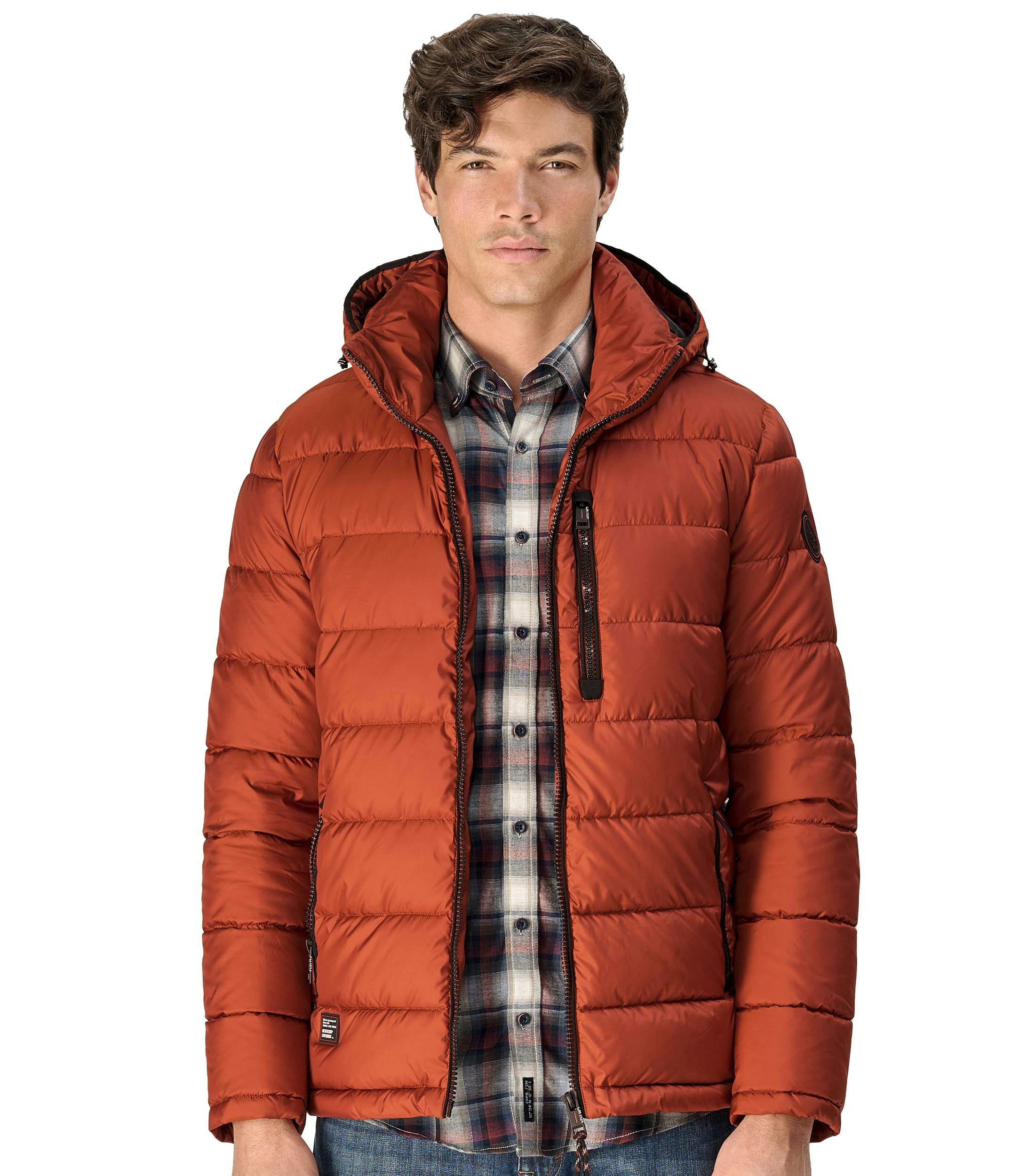 Das Model trägt eine Jacke im uni Muster in der Farbe Orange