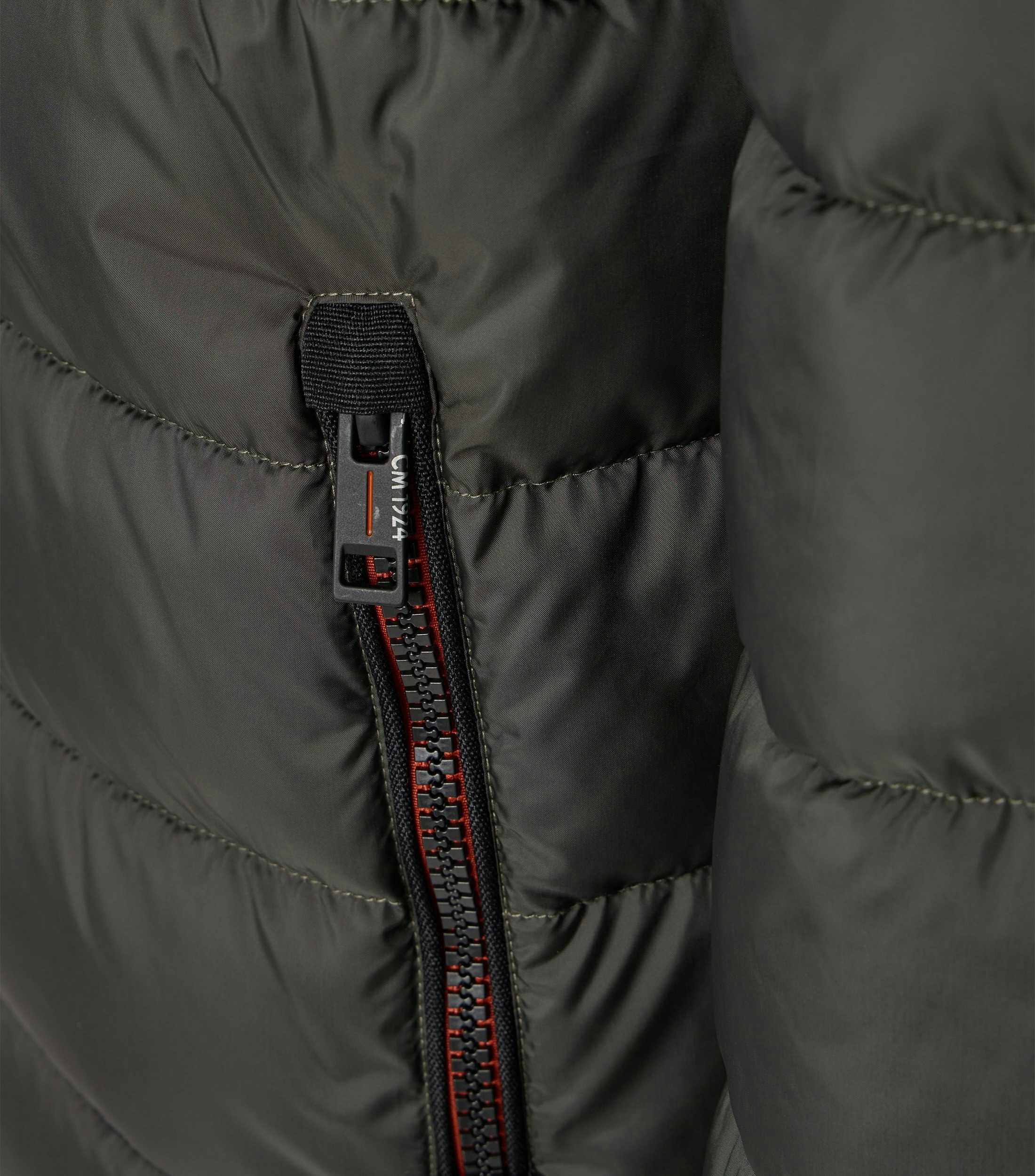 Das Model trägt eine Jacke im uni Muster in der Farbe Dunkelgrün