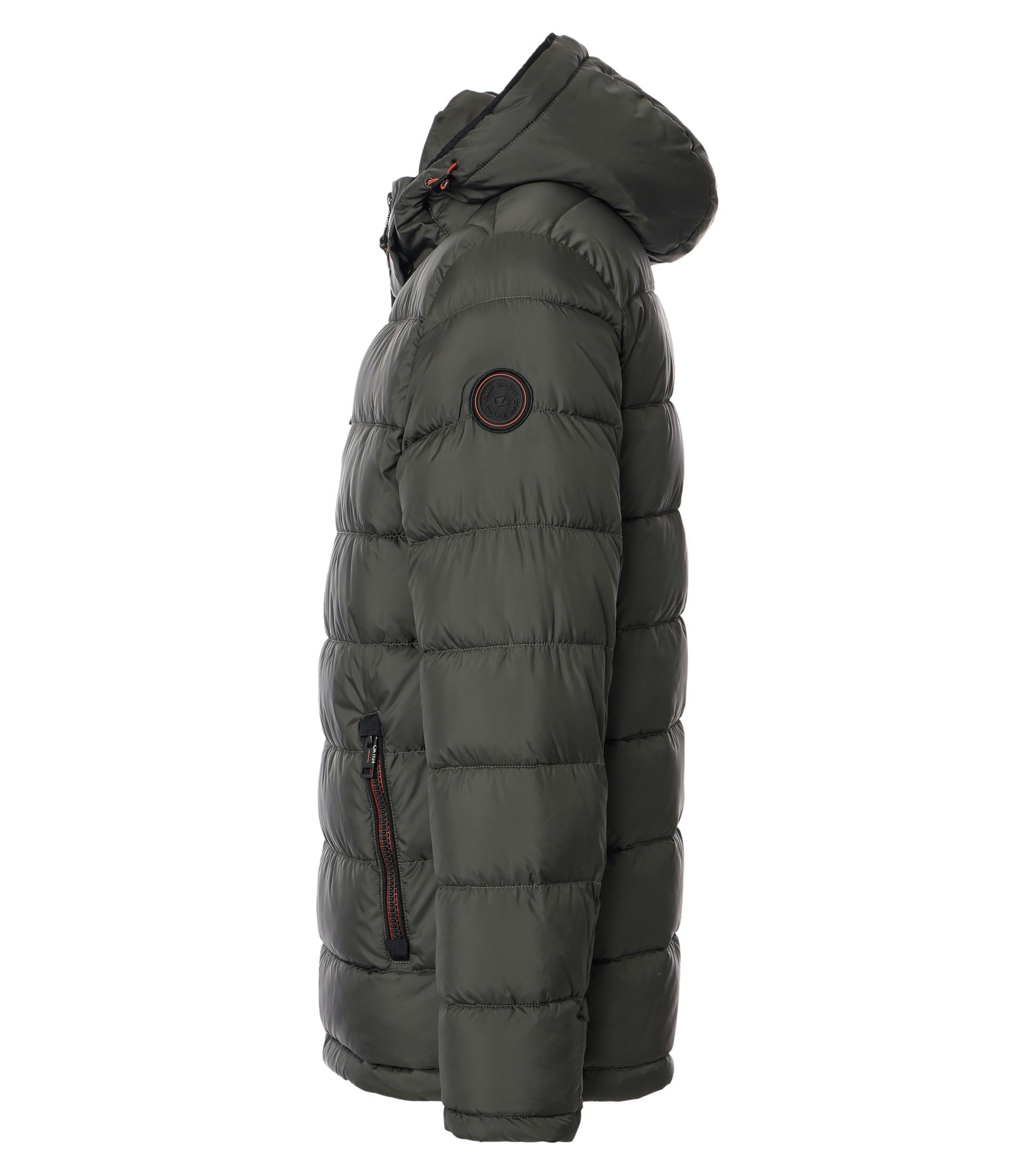 Das Model trägt eine Jacke im uni Muster in der Farbe Dunkelgrün