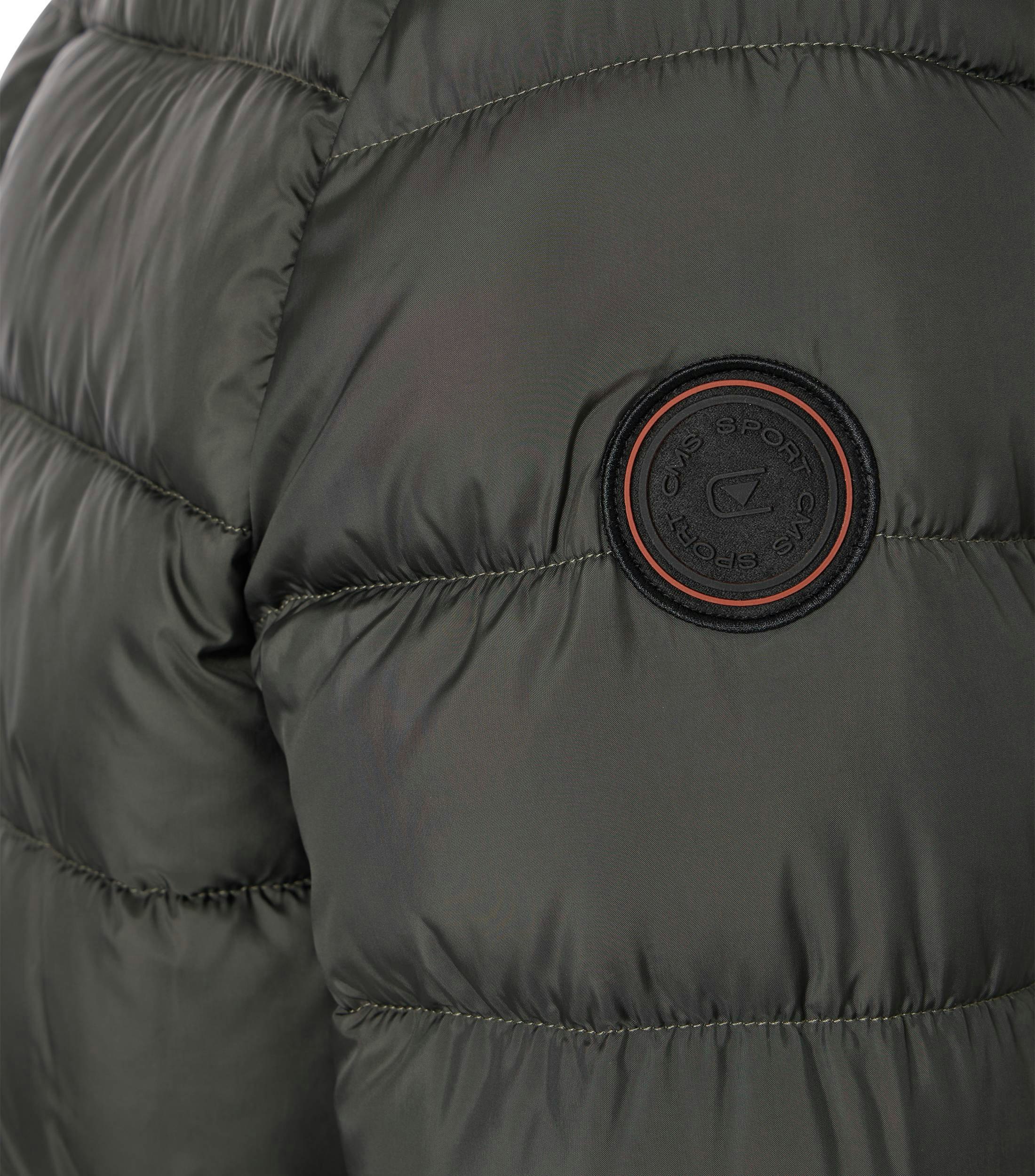 Das Model trägt eine Jacke im uni Muster in der Farbe Dunkelgrün