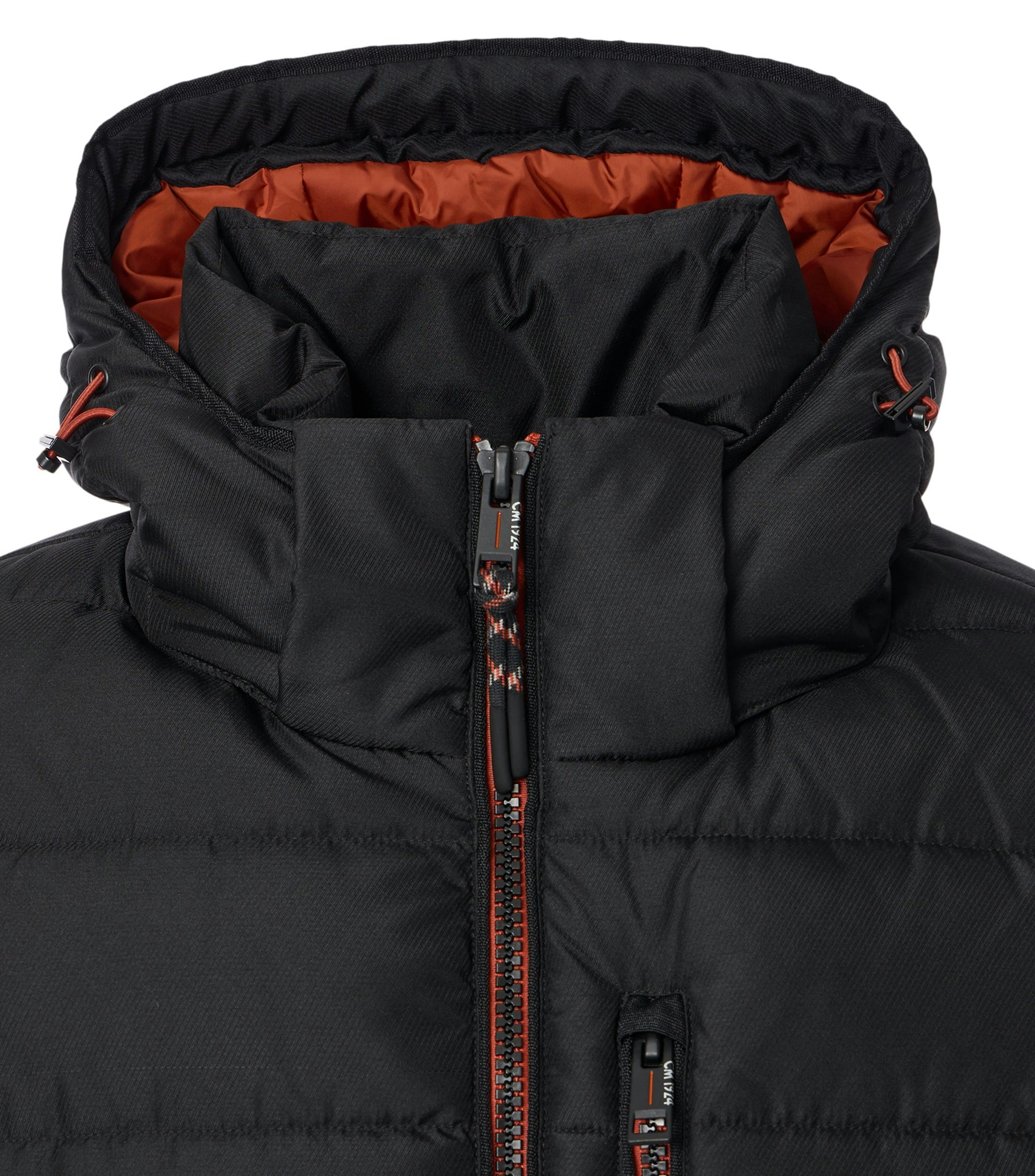 Das Model trägt eine Jacke im uni Muster in der Farbe Schwarz