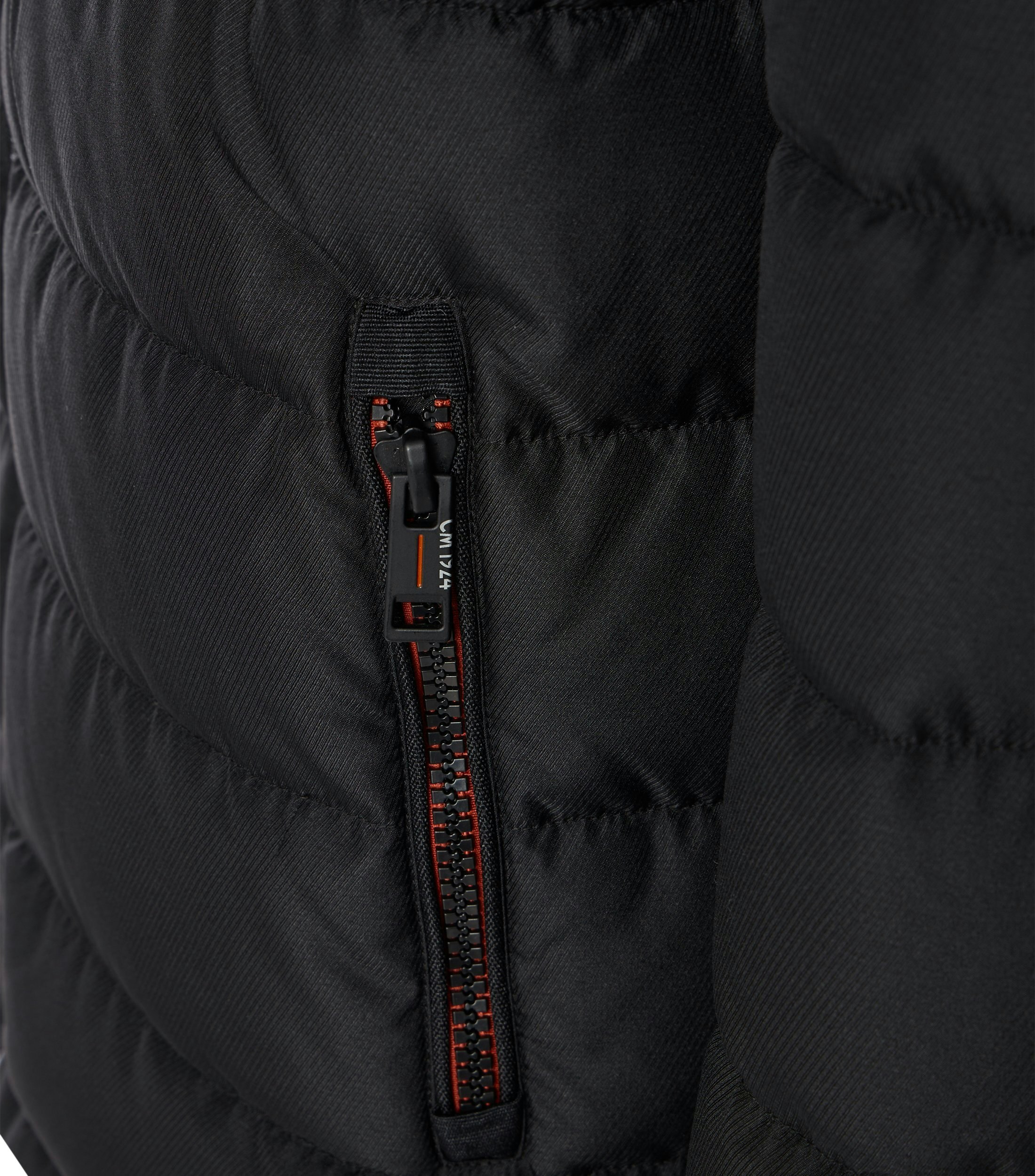 Das Model trägt eine Jacke im uni Muster in der Farbe Schwarz