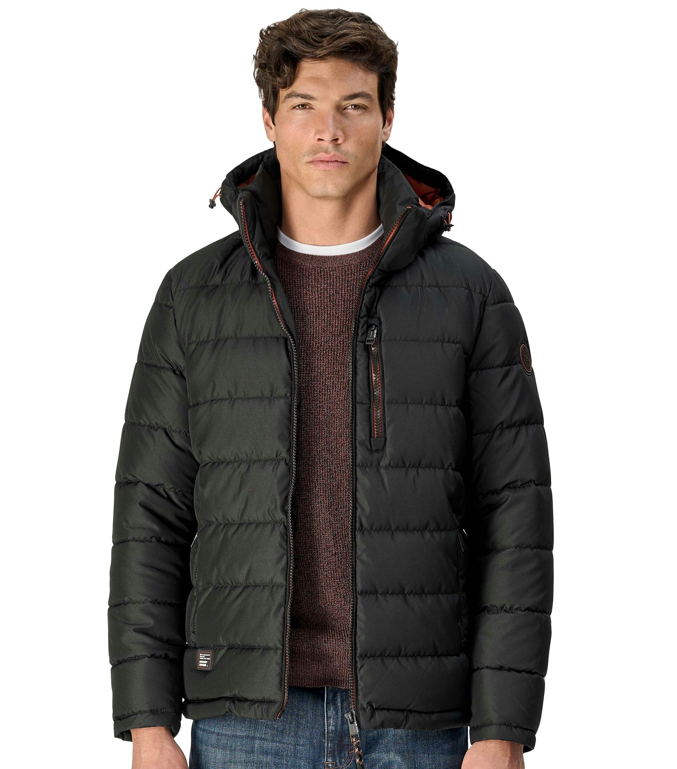 Das Model trägt eine Jacke im uni Muster in der Farbe Schwarz