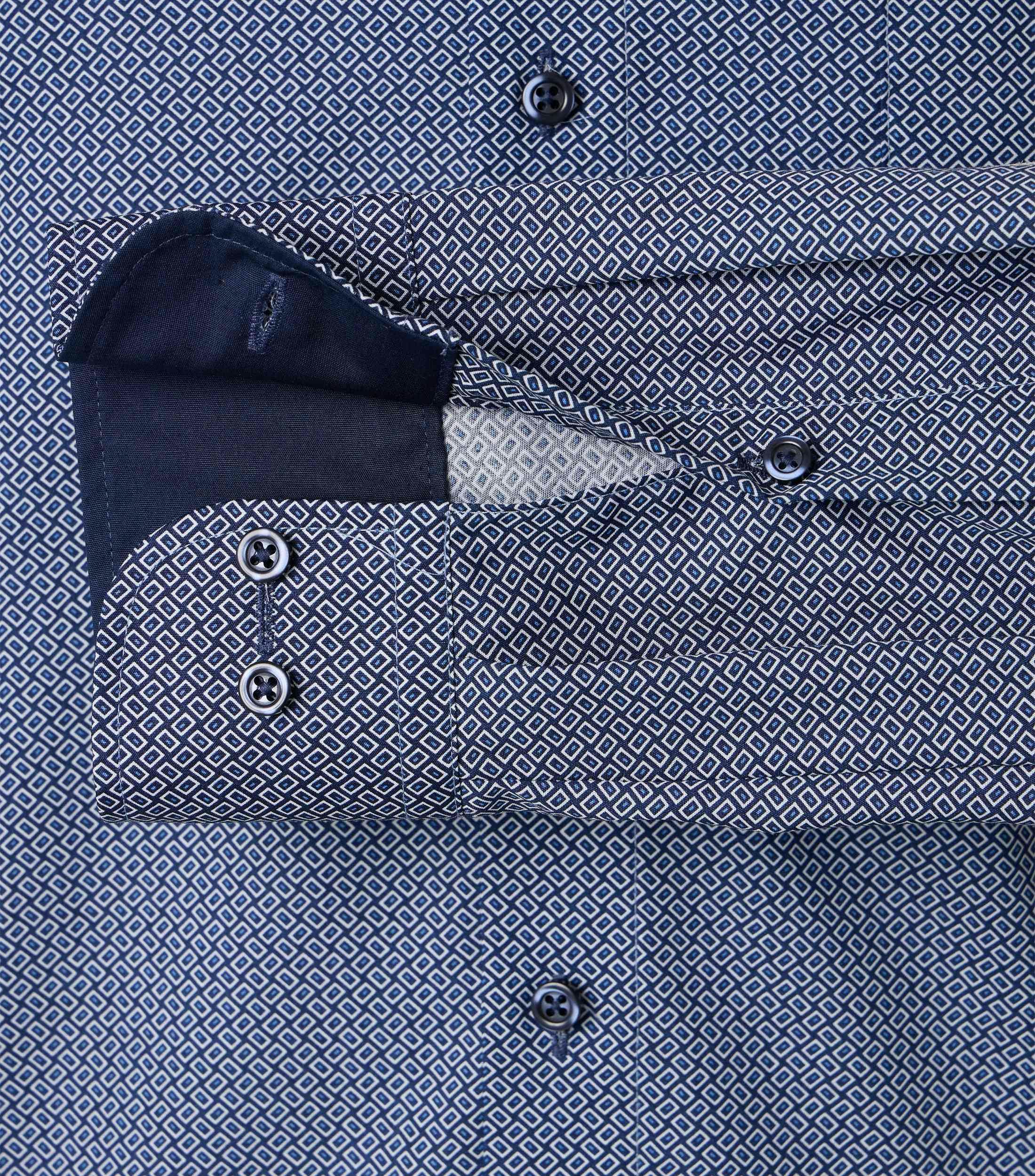 Ein Businesshemd im Print Muster in der Farbe Blau