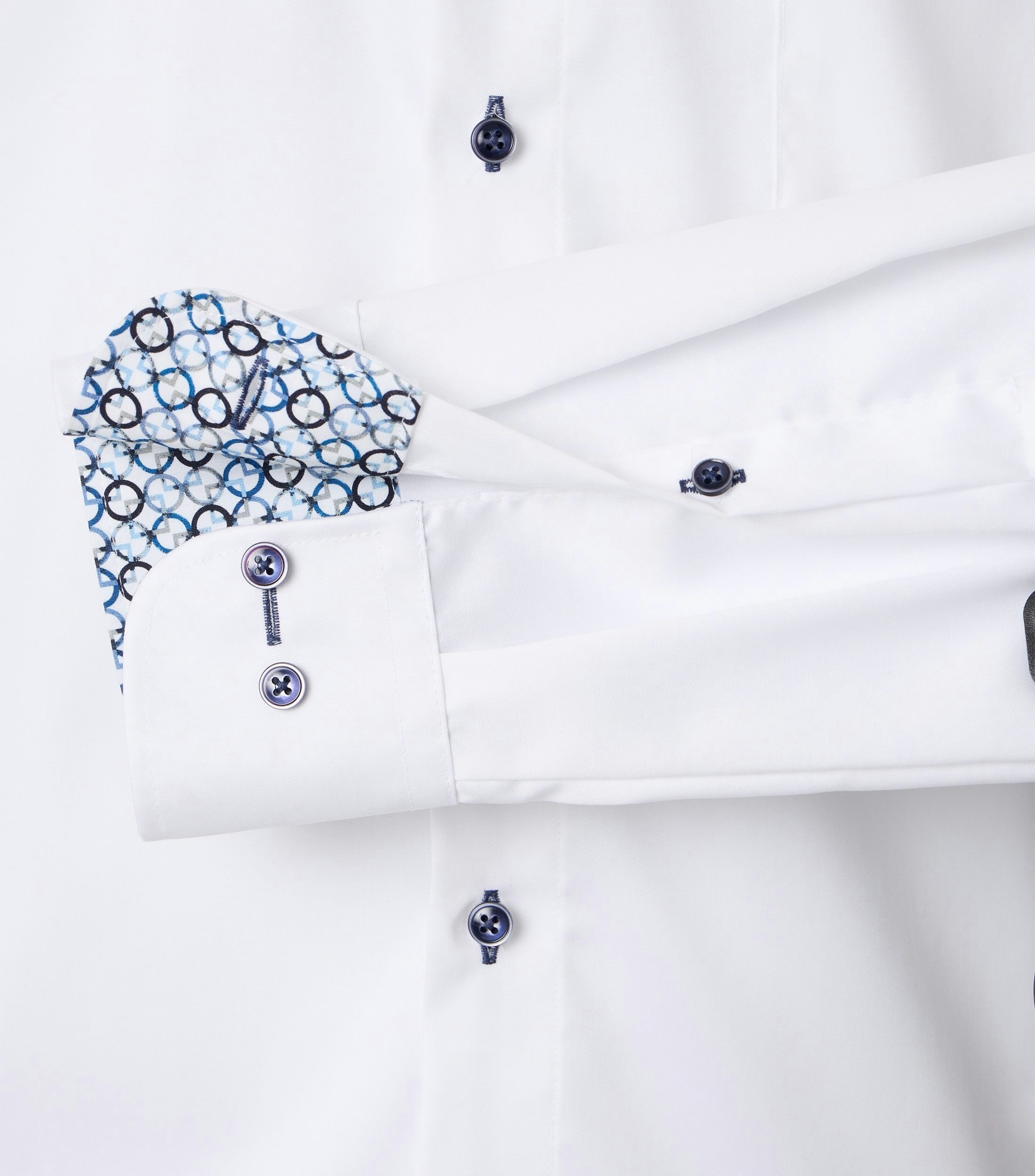 Ein Businesshemd im uni Muster in der Farbe Weiß