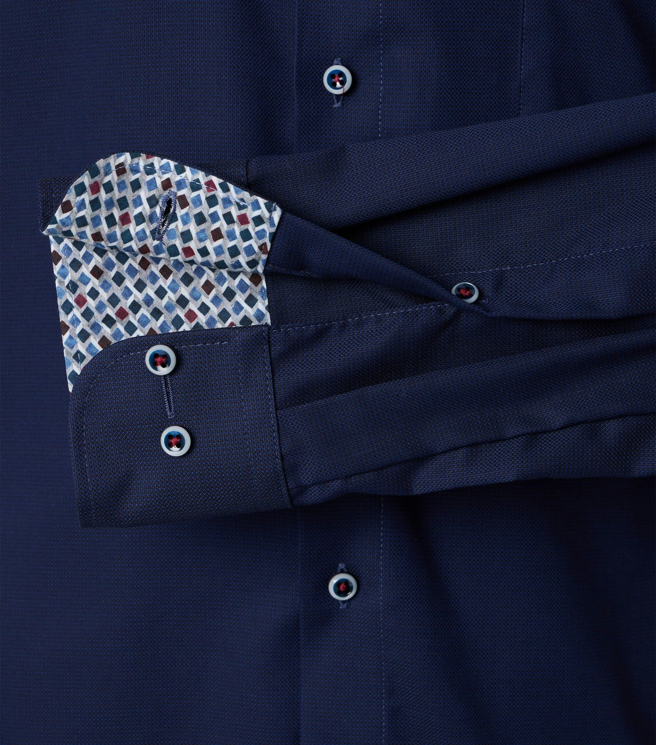 Ein Businesshemd im uni Muster in der Farbe Dunkelblau