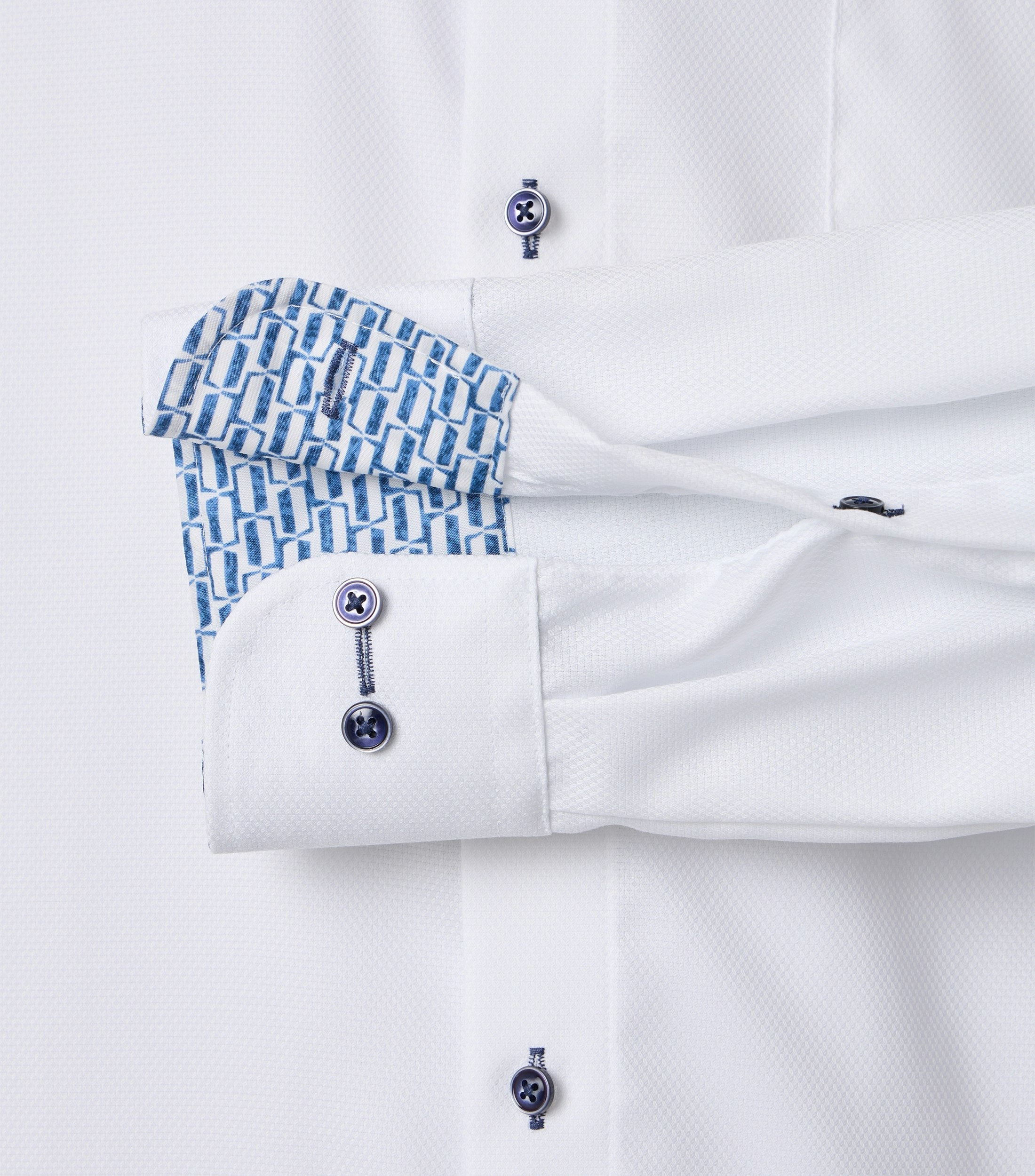 Ein Businesshemd im uni Muster in der Farbe Weiß