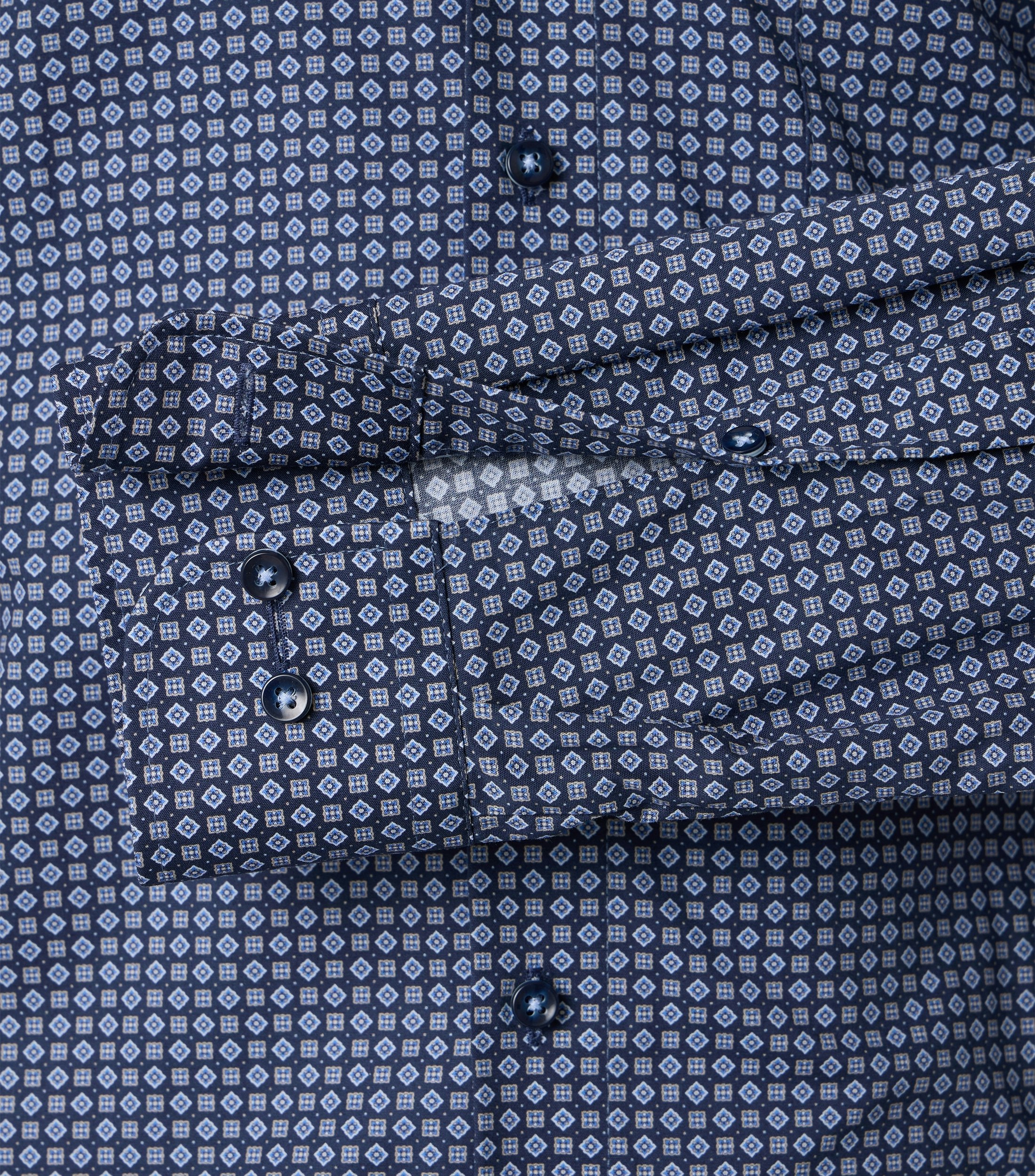 Ein Businesshemd im Print Muster in der Farbe Blau