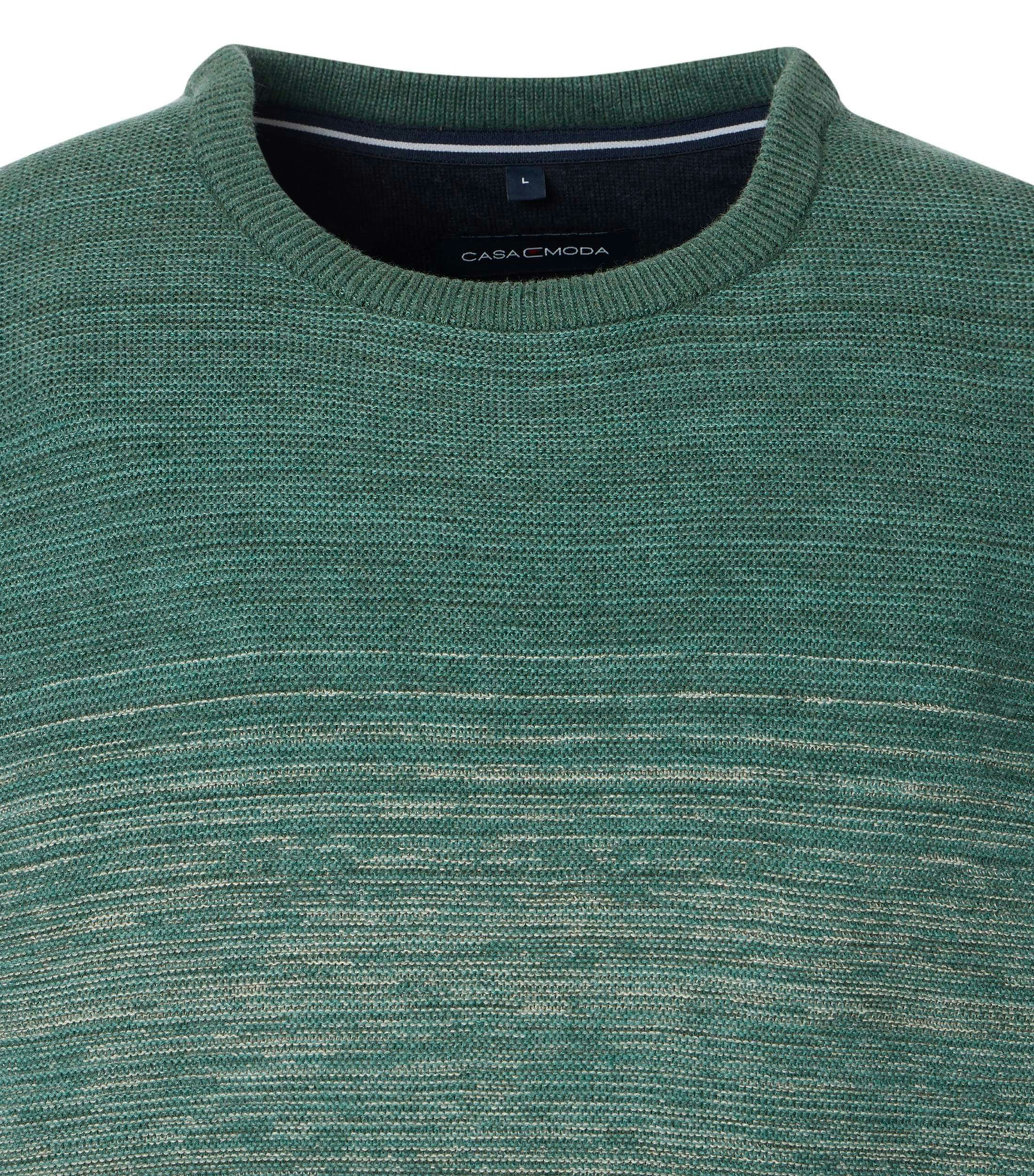 Das Model trägt ein Pullover im gestreift Muster in der Farbe Grün