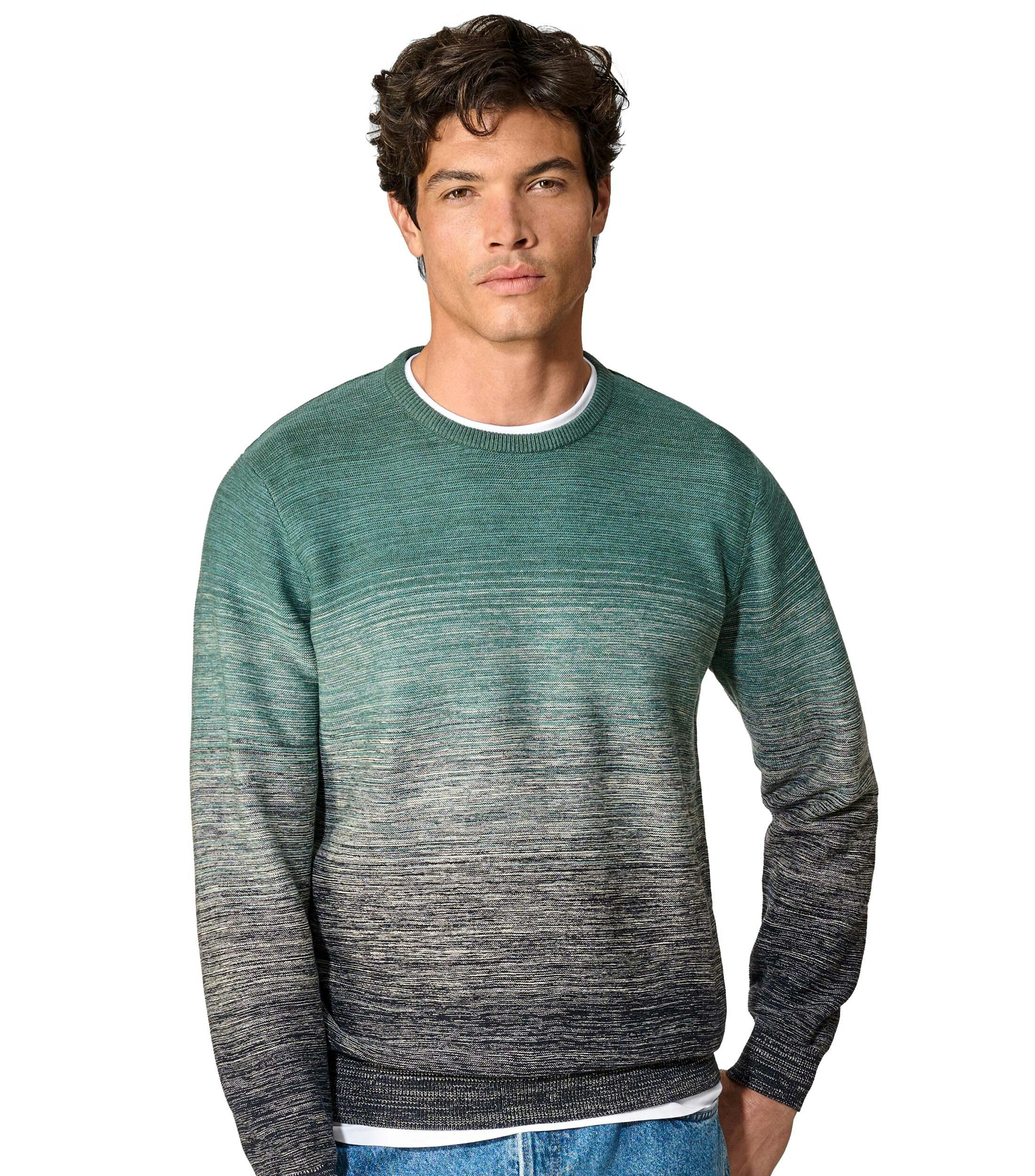 Das Model trägt ein Pullover im gestreift Muster in der Farbe Grün