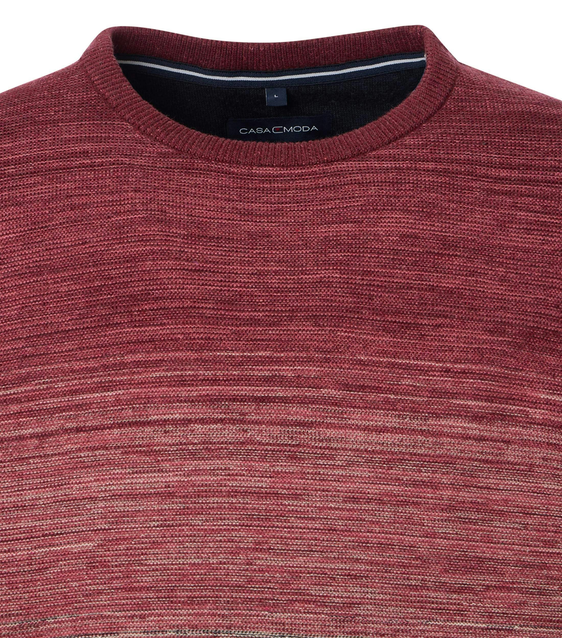 Das Model trägt ein Pullover im gestreift Muster in der Farbe Rot