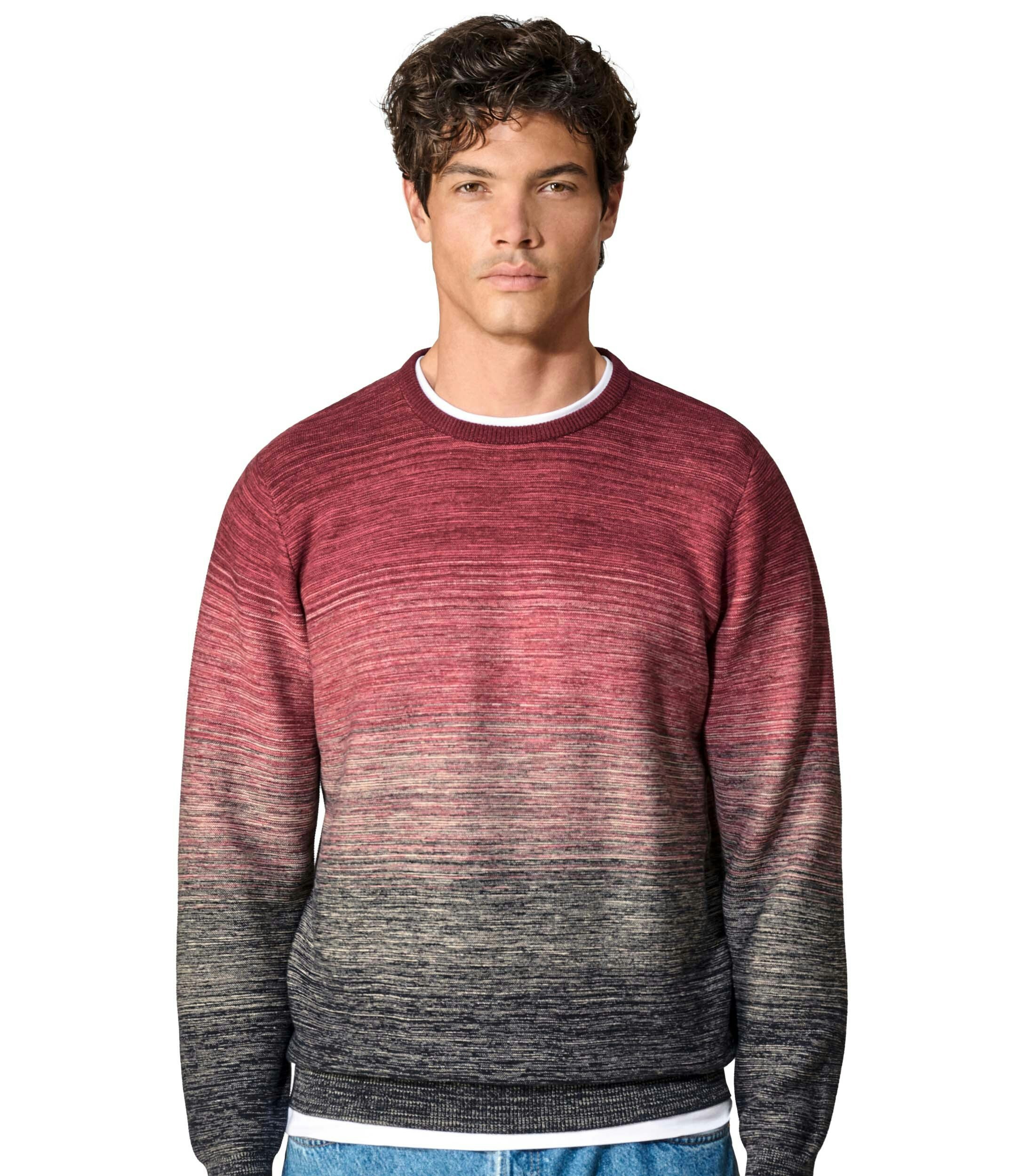 Das Model trägt ein Pullover im gestreift Muster in der Farbe Rot