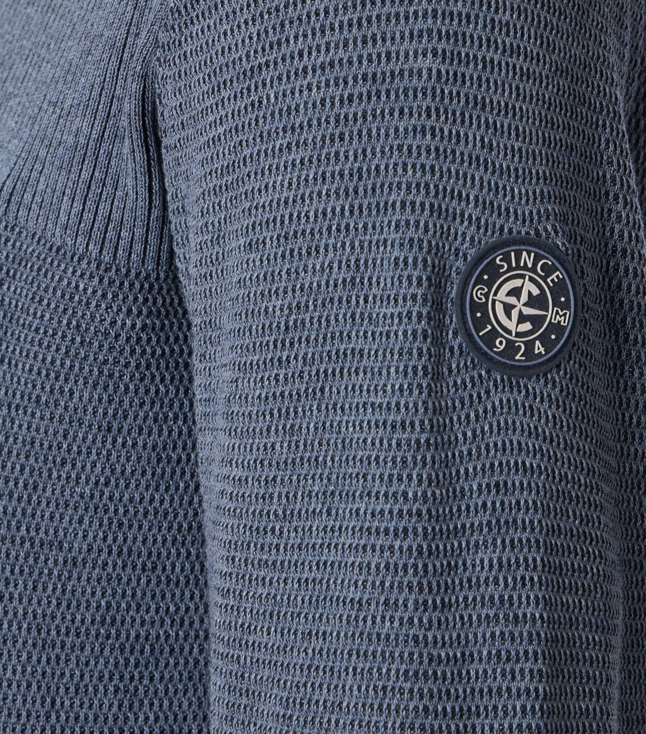 Das Model trägt ein Pullover im uni Muster in der Farbe Grau