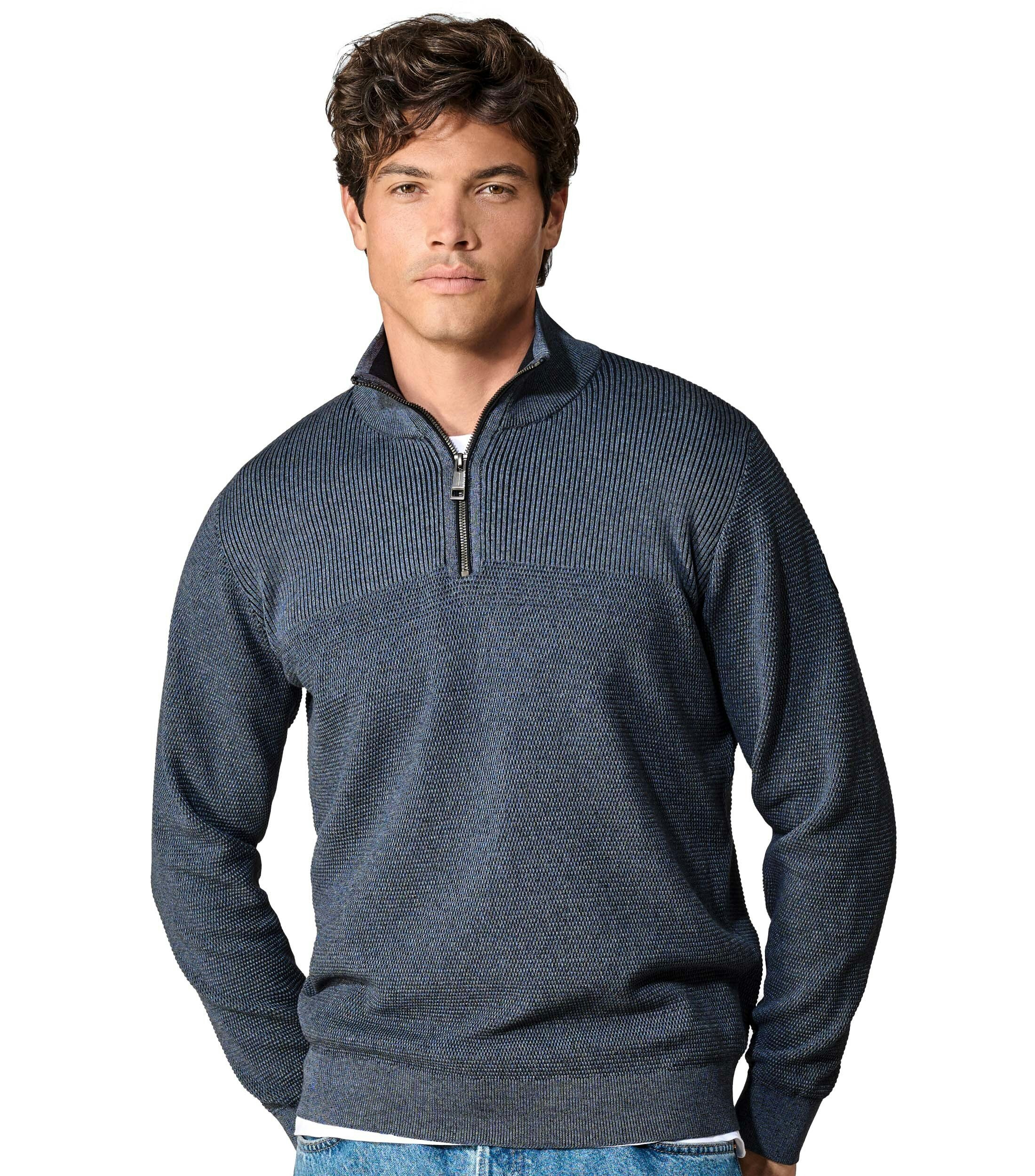 Das Model trägt ein Pullover im uni Muster in der Farbe Grau