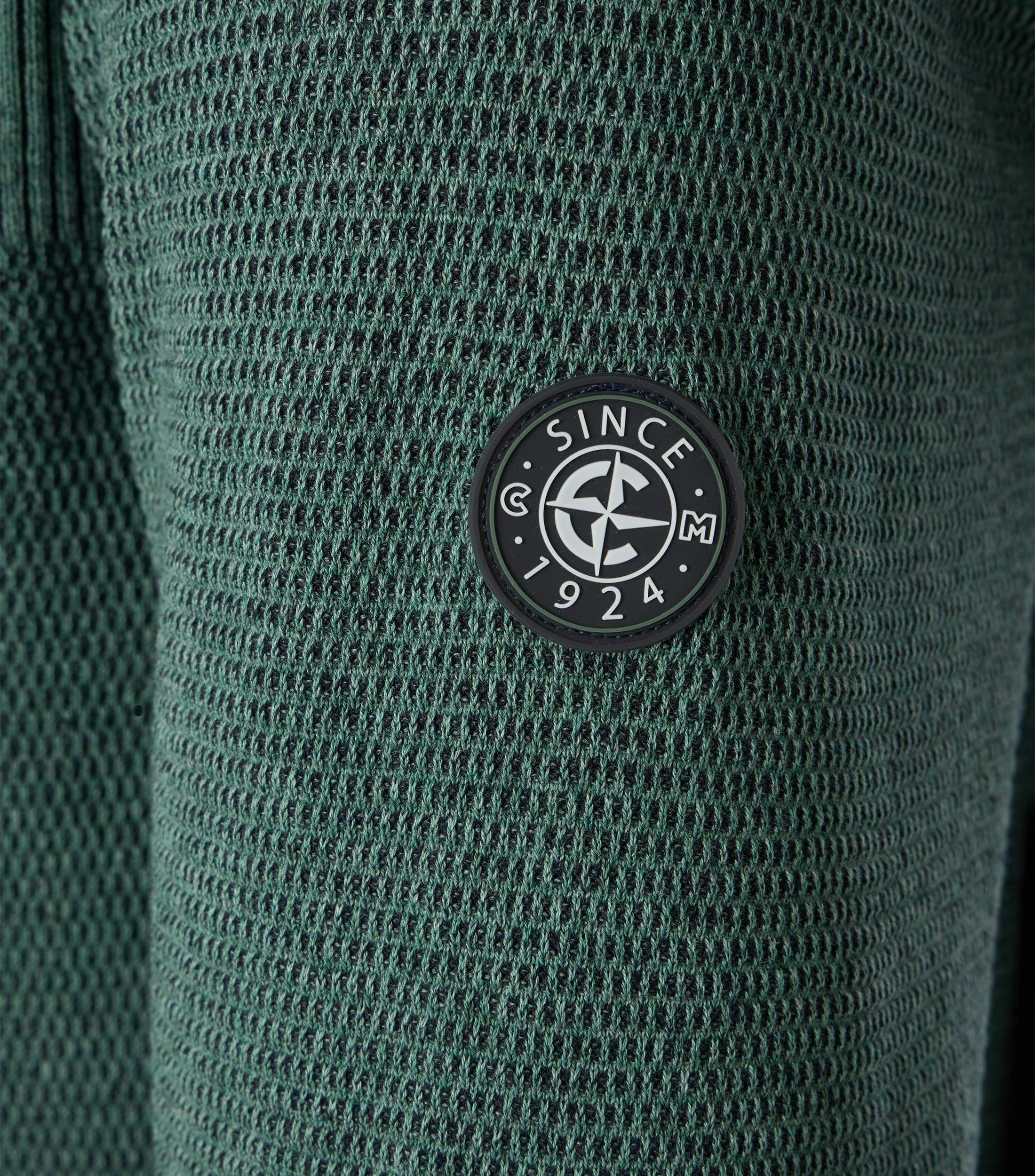 Das Model trägt ein Pullover im uni Muster in der Farbe Türkisgrün