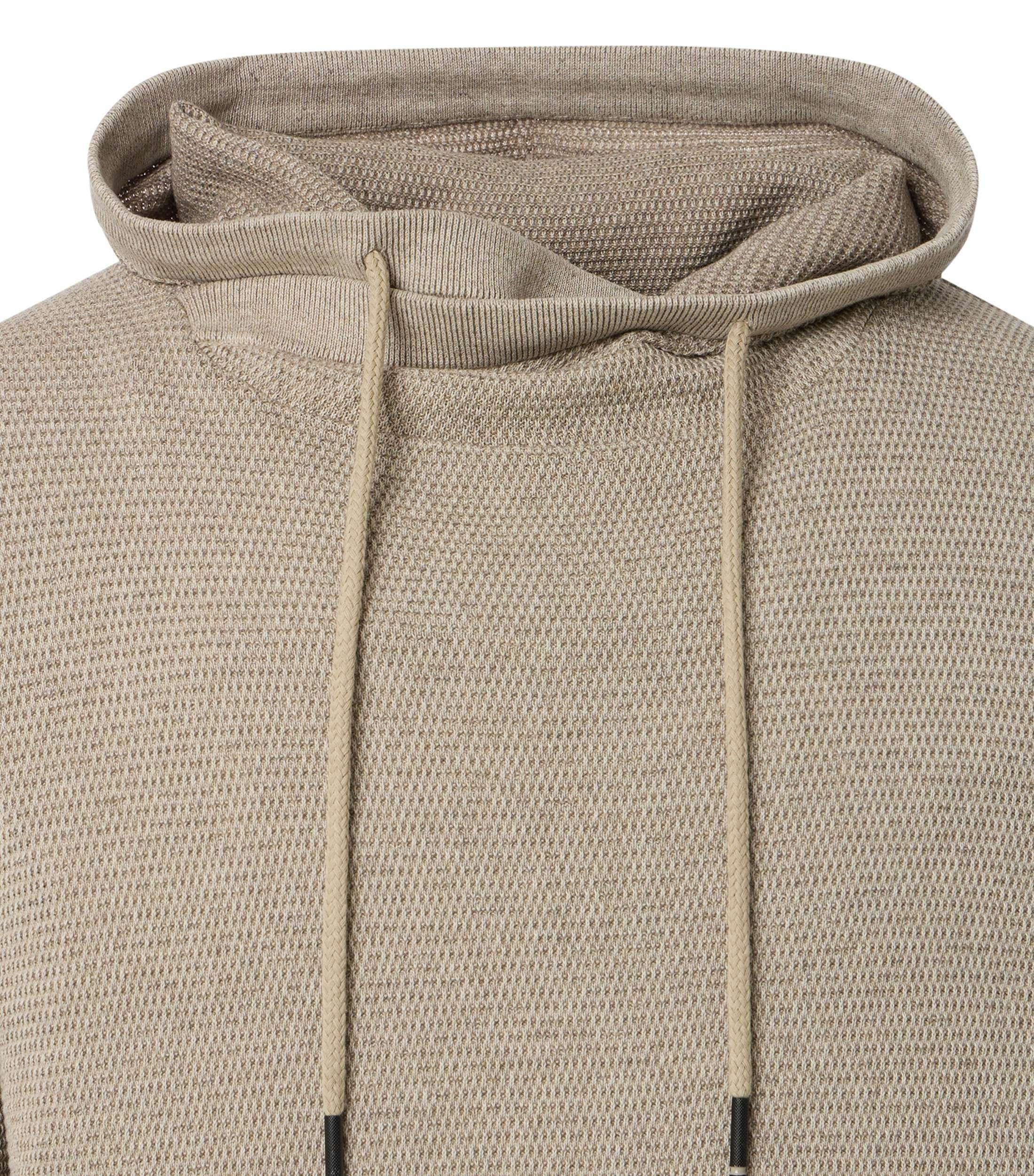 Das Model trägt ein Pullover im uni Muster in der Farbe Beige