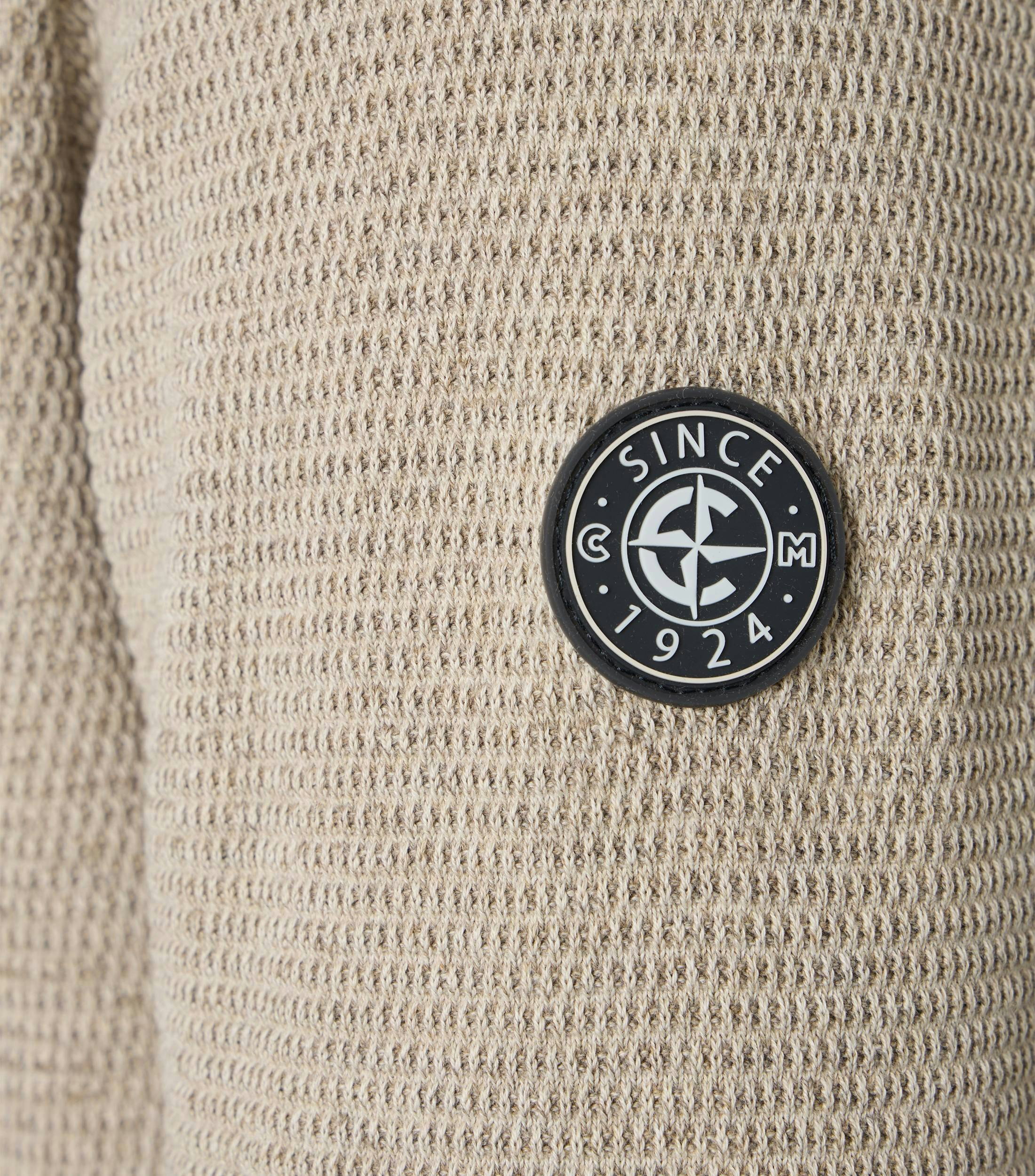 Das Model trägt ein Pullover im uni Muster in der Farbe Beige