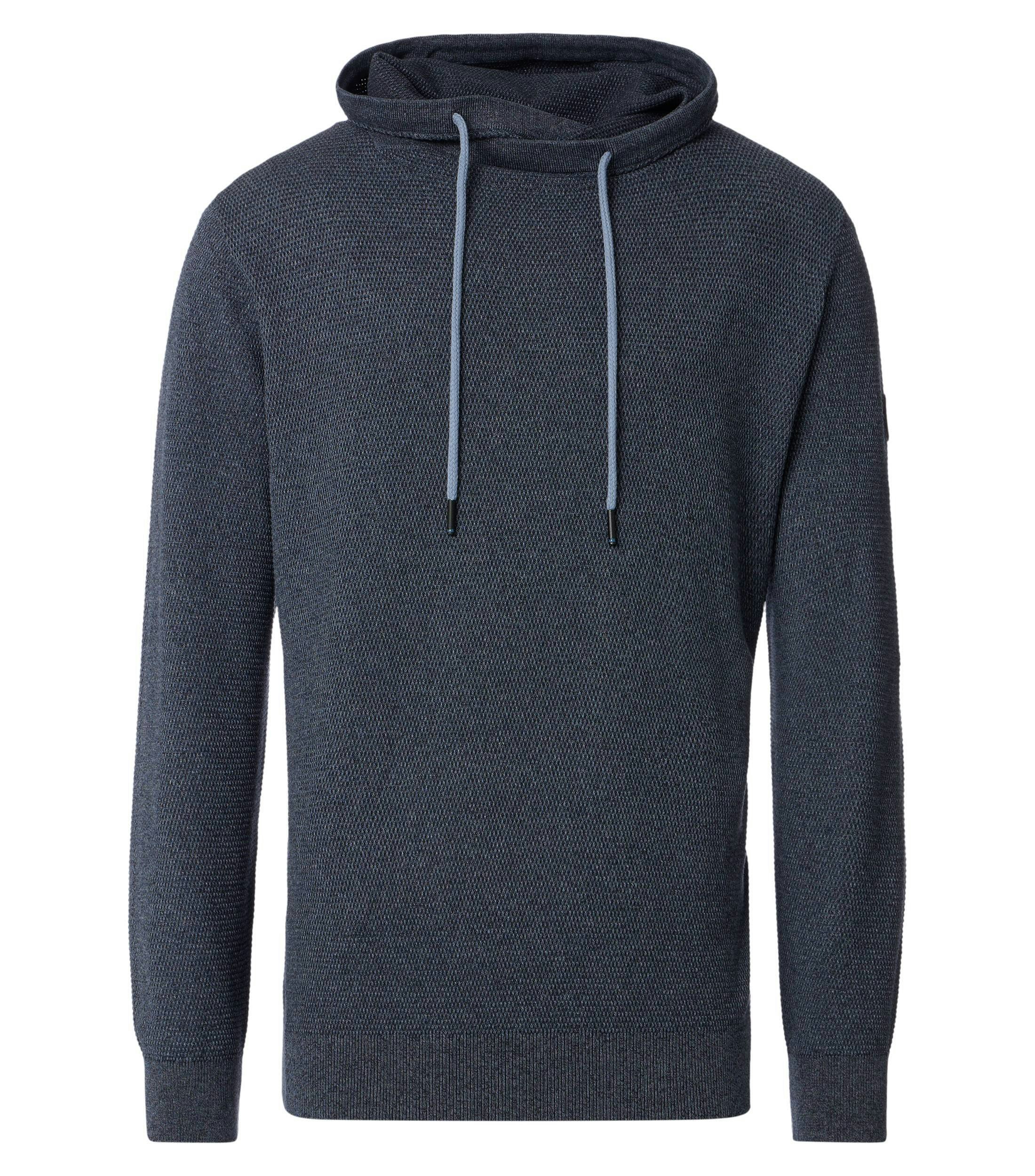 Das Model trägt ein Pullover im uni Muster in der Farbe Dunkelblau